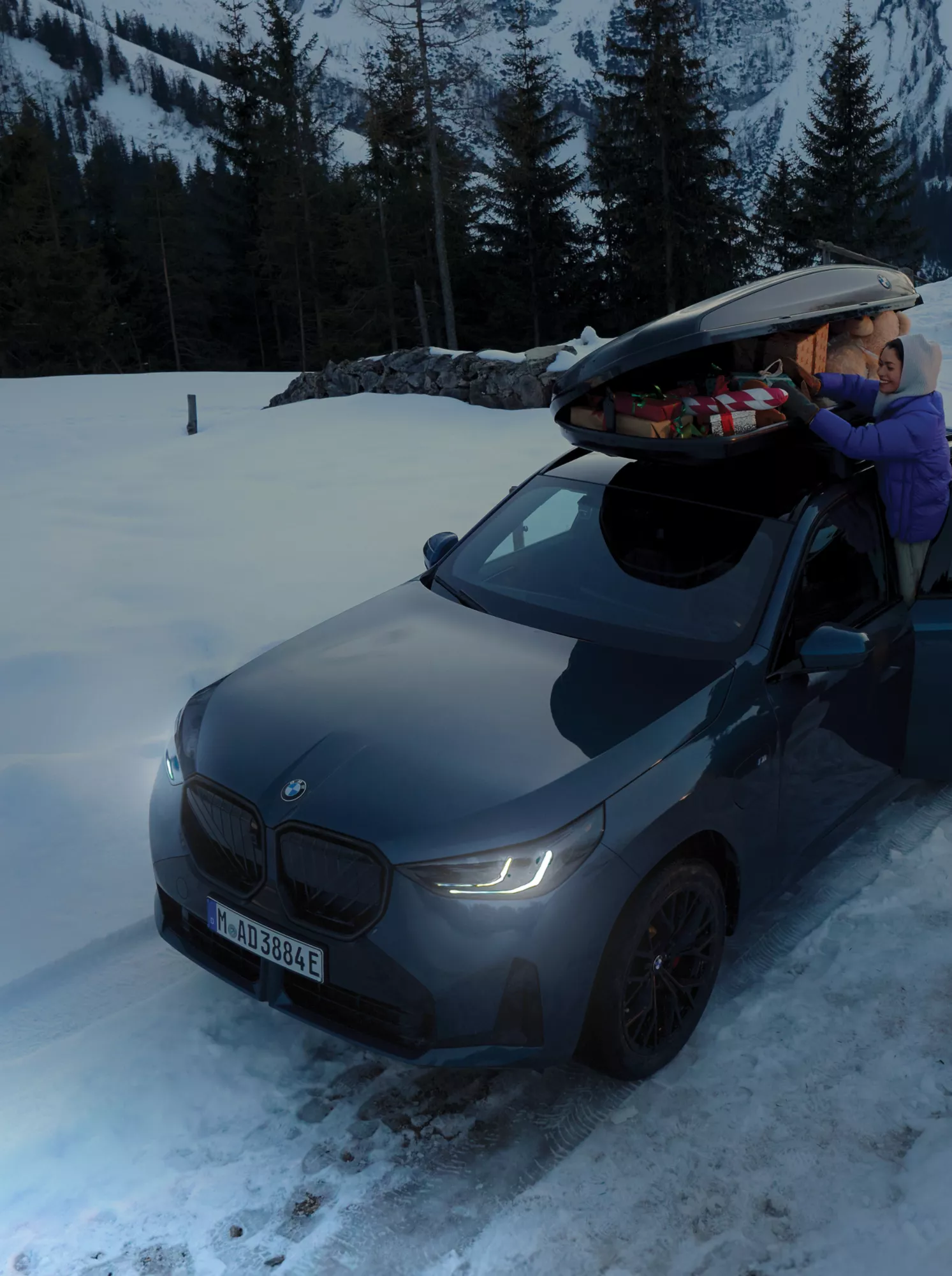 BMW Lifestyle : collection BMW M Motorsport comprenant un sweat à capuche, un short et un T-shirt portés par deux jeunes