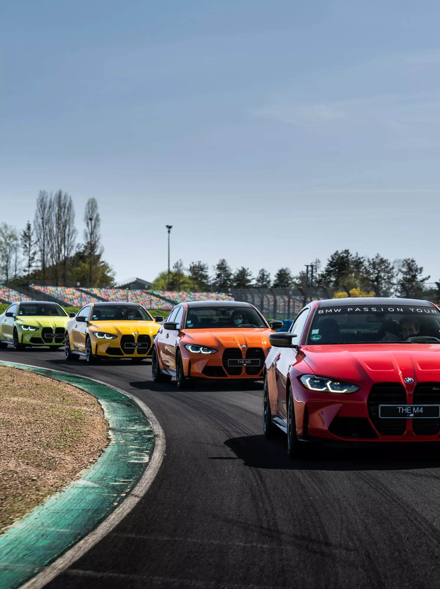 BMW M3 et M4 formant un arc en ciel durant le BMW Passion Tour 2022
