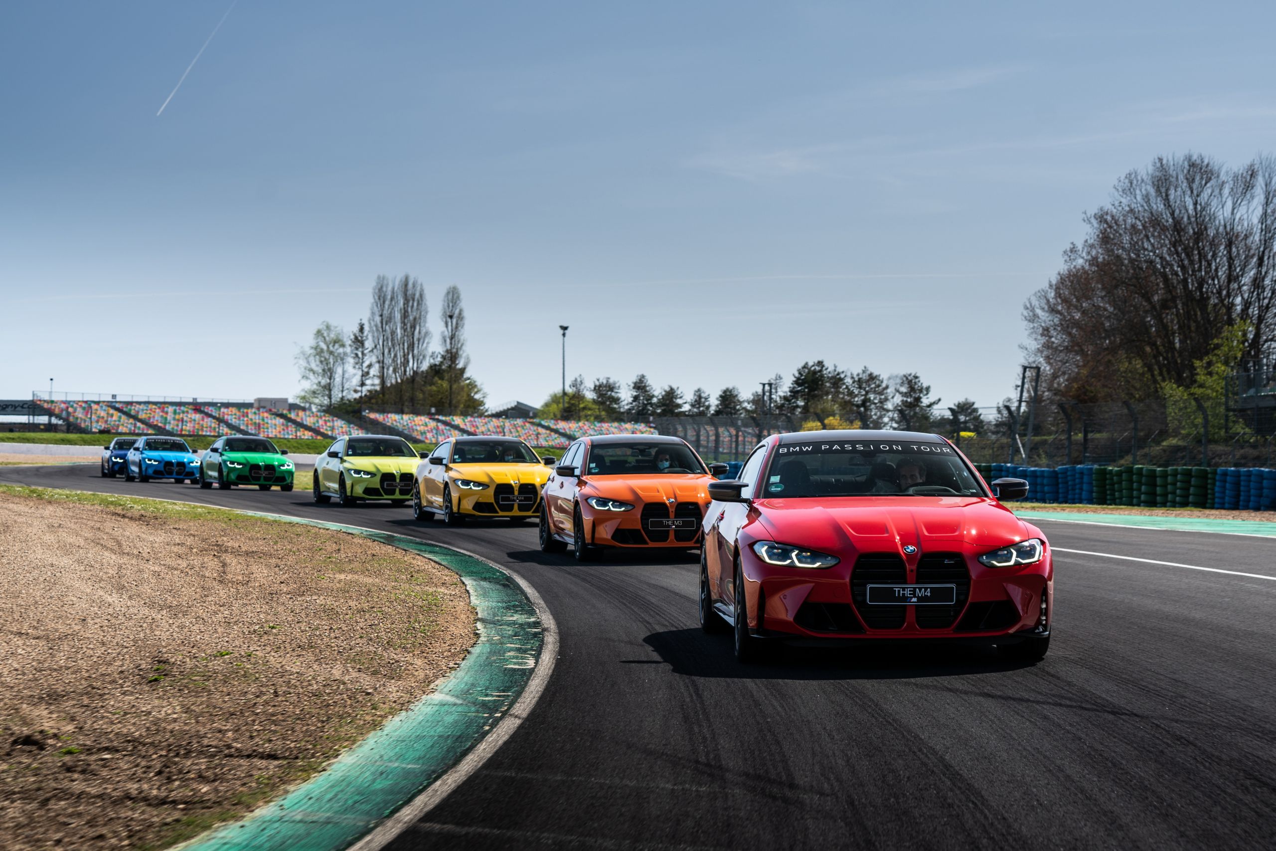 BMW M3 et M4 formant un arc en ciel durant le BMW Passion Tour 2022