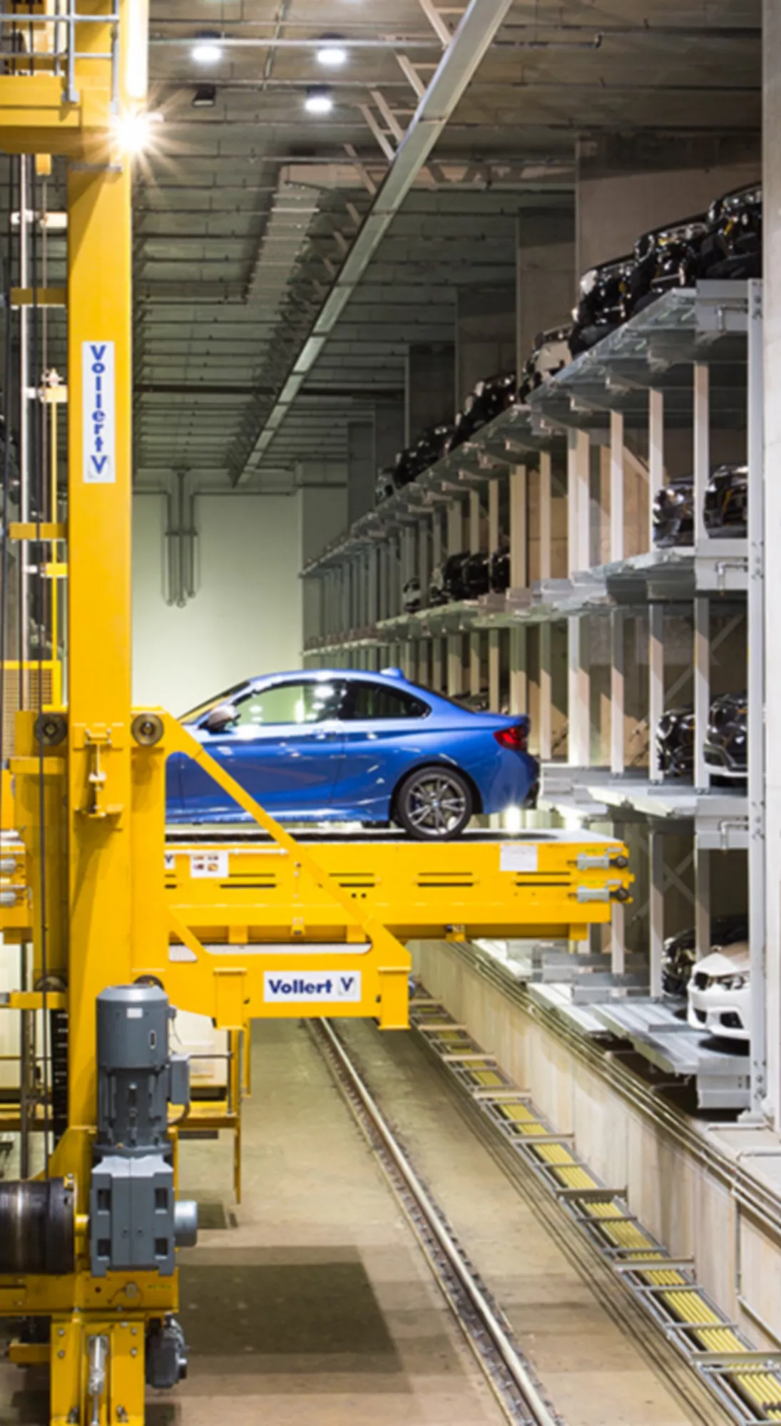 BMW Modell wird über eine Hebebühne transportiert