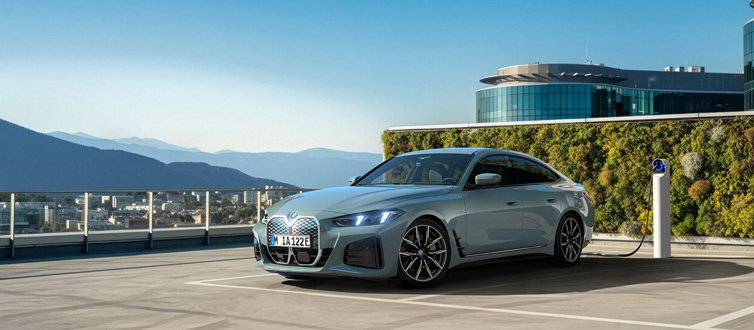 BMW i4 an Ladesäule