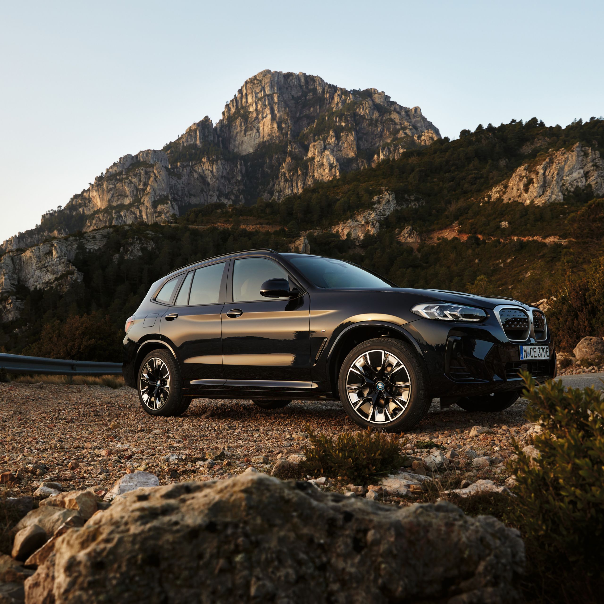 BMW iX3（G08）サイド・ビュー 