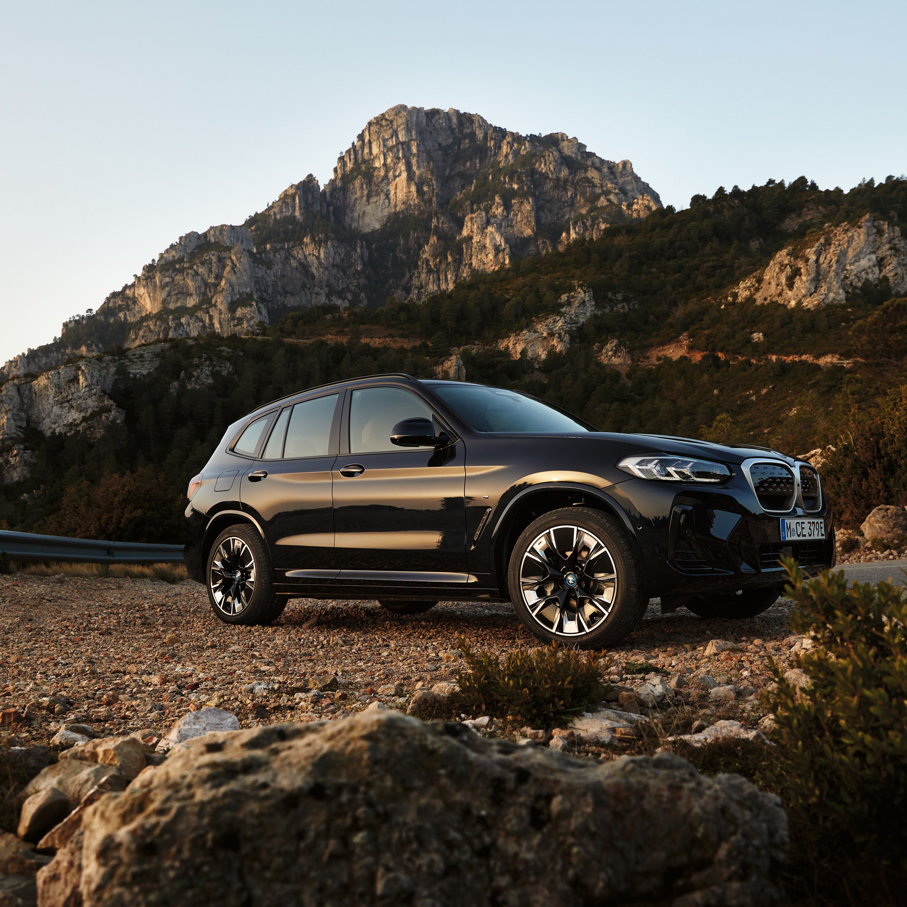 BMW iX3（G08）サイド・ビュー 
