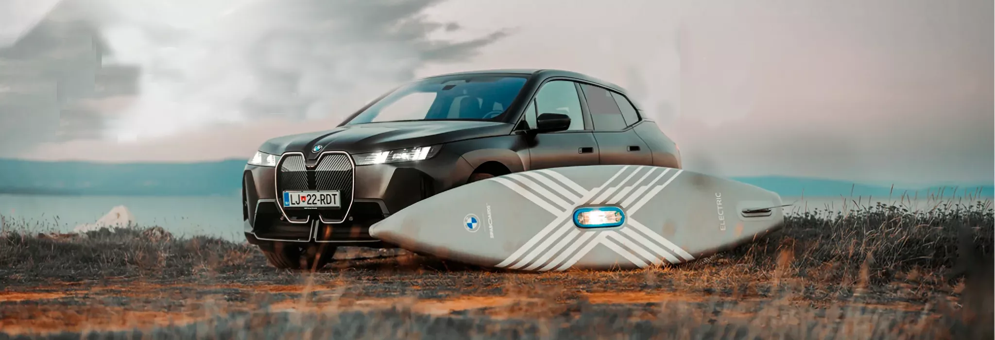 BMW борд на фоні BMW iX.