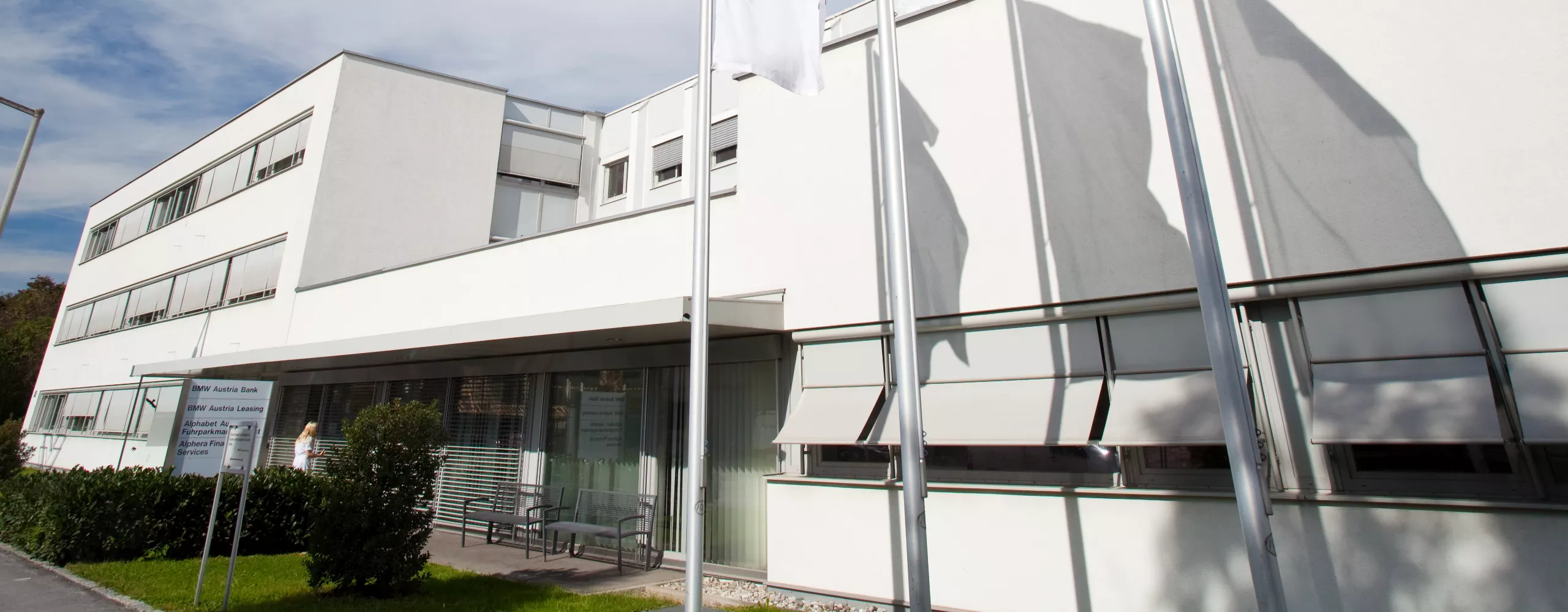 Frontansicht des BMW Campus Salzburg aus dem Jahr 1991, vor seinem Umbau.