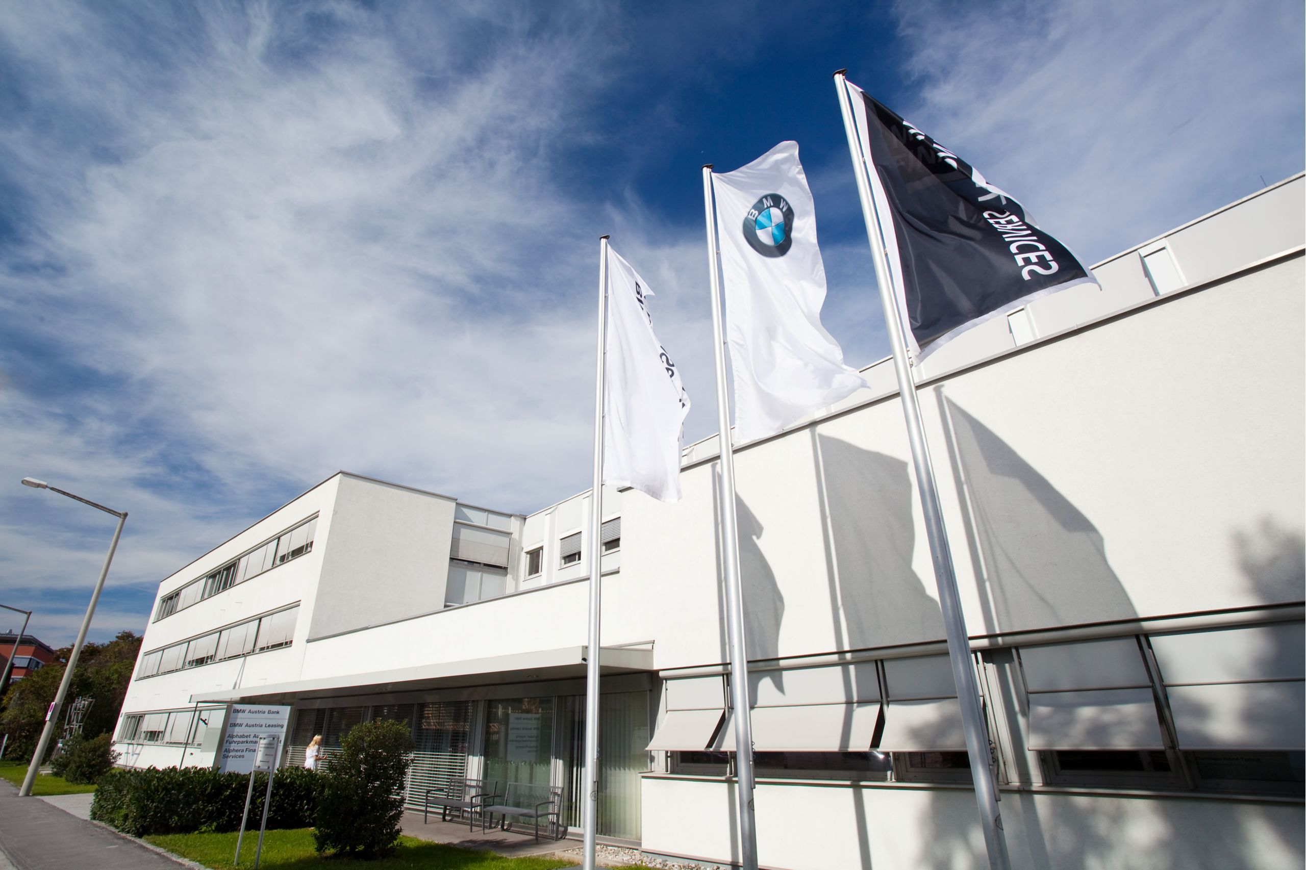 Frontansicht des BMW Campus Salzburg aus dem Jahr 1991, vor seinem Umbau.