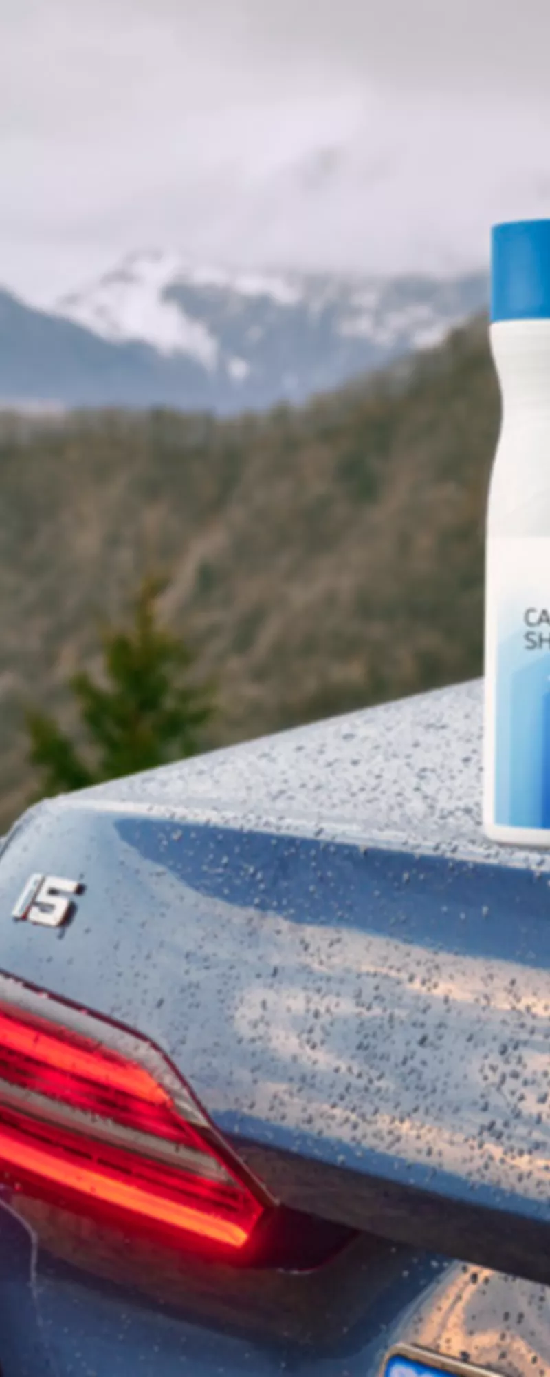 Des produits d’entretien BMW se trouvent dans le coffre d’une BMW