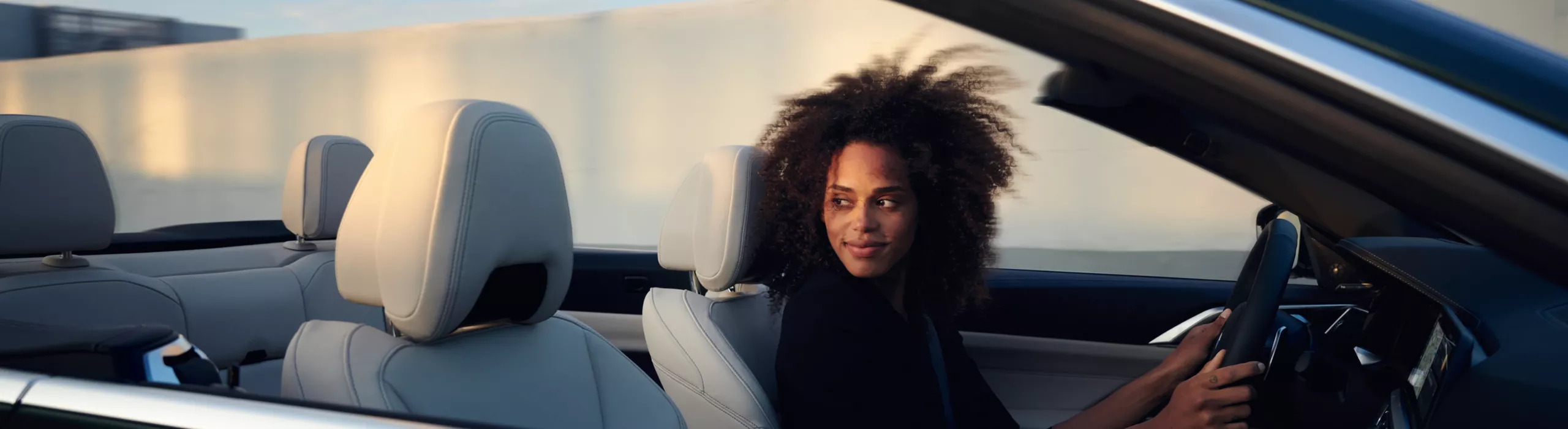 Femme au volant d'une BMW