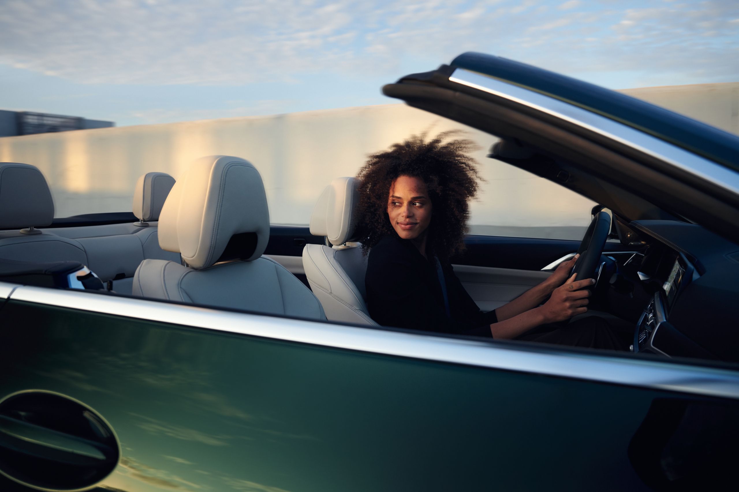 Femme au volant d'une BMW