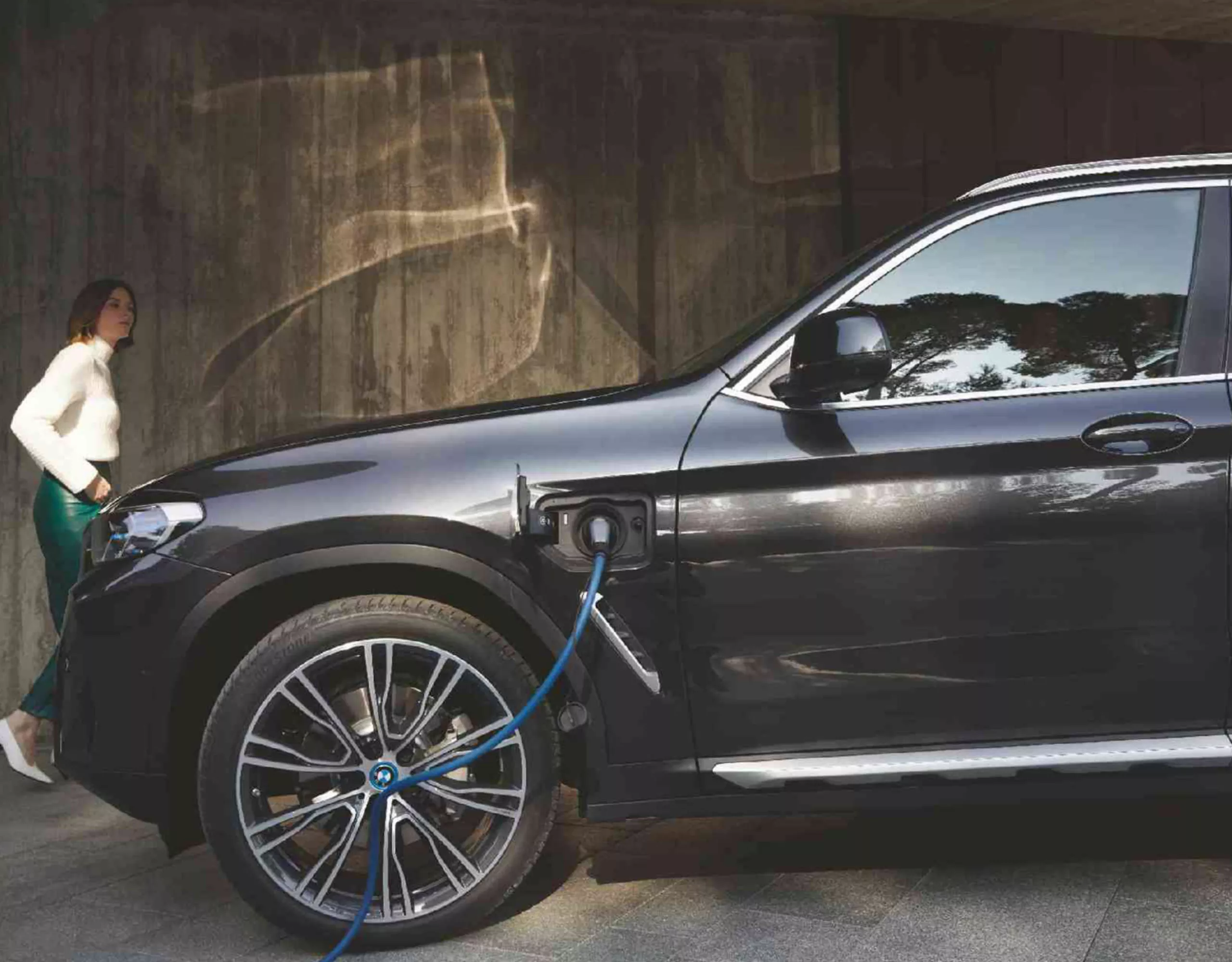 BMW plug-in hybrid video technology