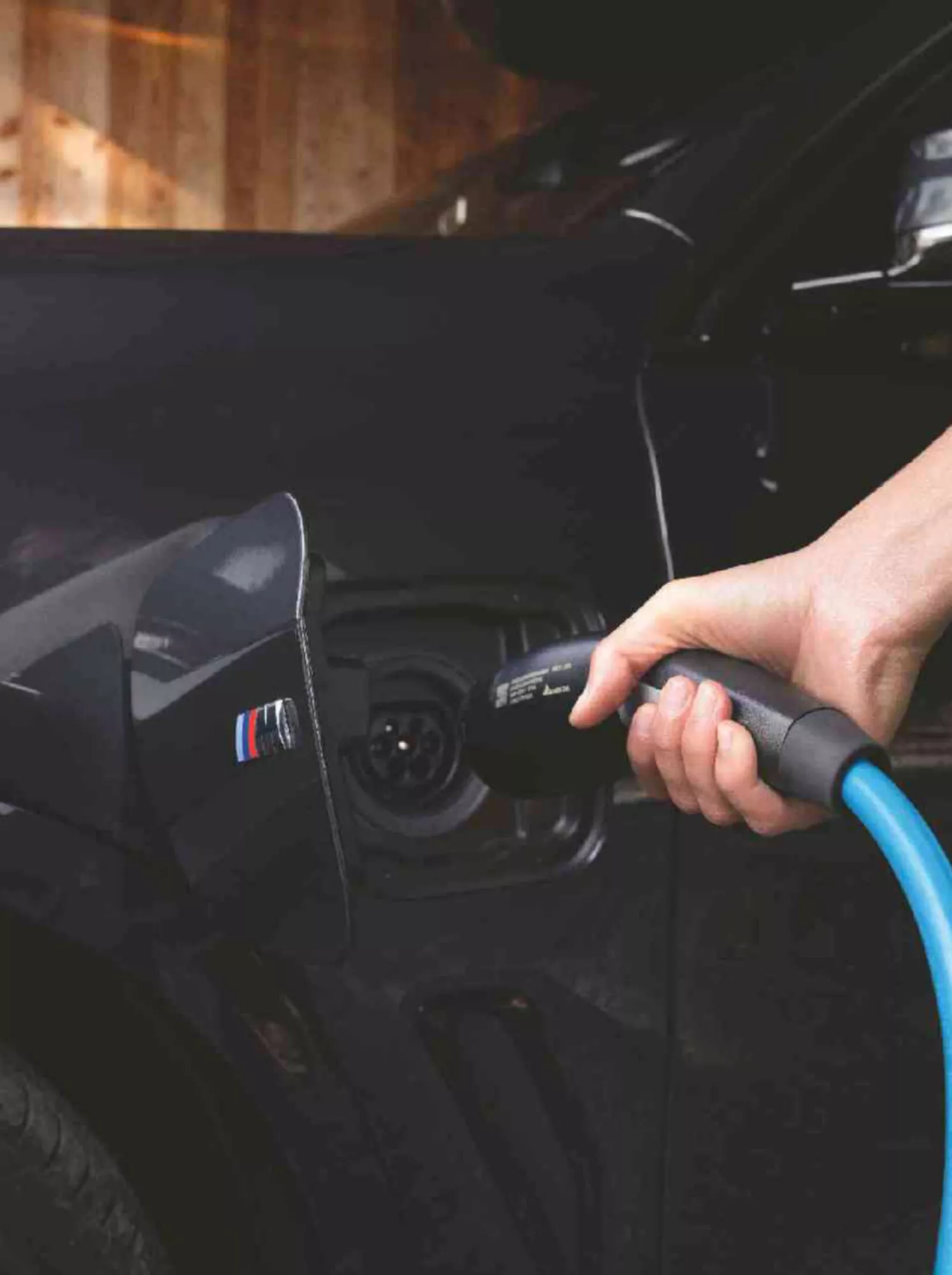 Glances into the technology of a BMW plug-in hybrid. The chassis with battery, engine, and suspension are being detailed