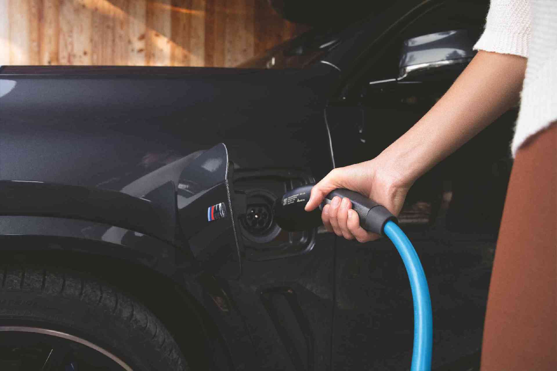 Glances into the technology of a BMW plug-in hybrid. The chassis with battery, engine, and suspension are being detailed
