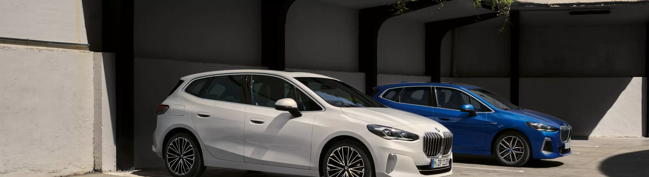 Deux BMW Série 2 d'occasion côte à côte, vue 3/4 avant, vue de face