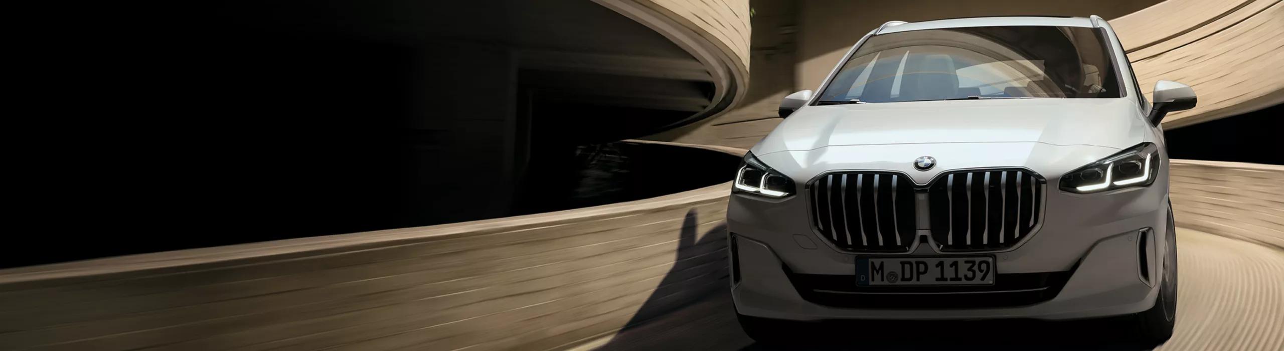 螺旋状の道路を下るBMW 2シリーズ アクティブ ツアラー