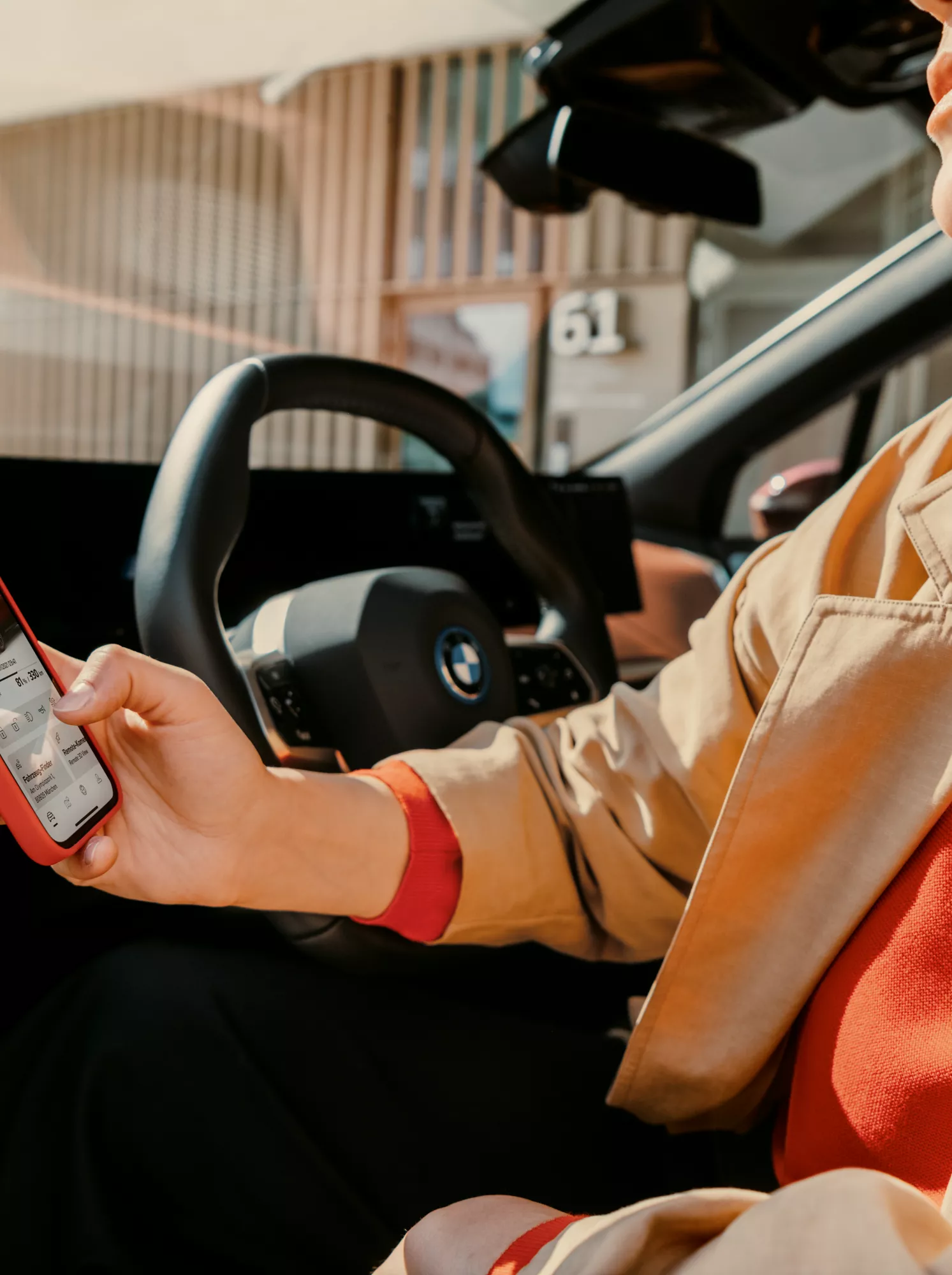 Mulher a utilizar a MyBMW App dentro de um BMW.