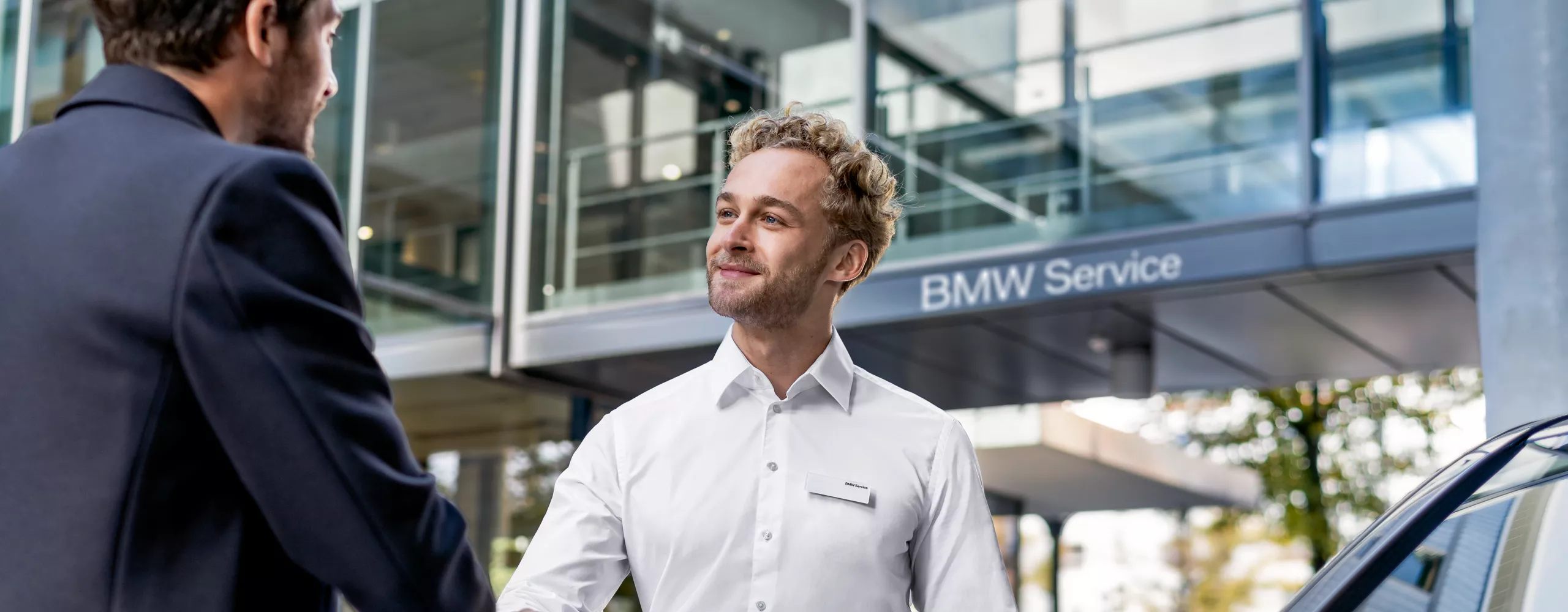 공용 충전소에서 충전되고 있는 BMW iX3