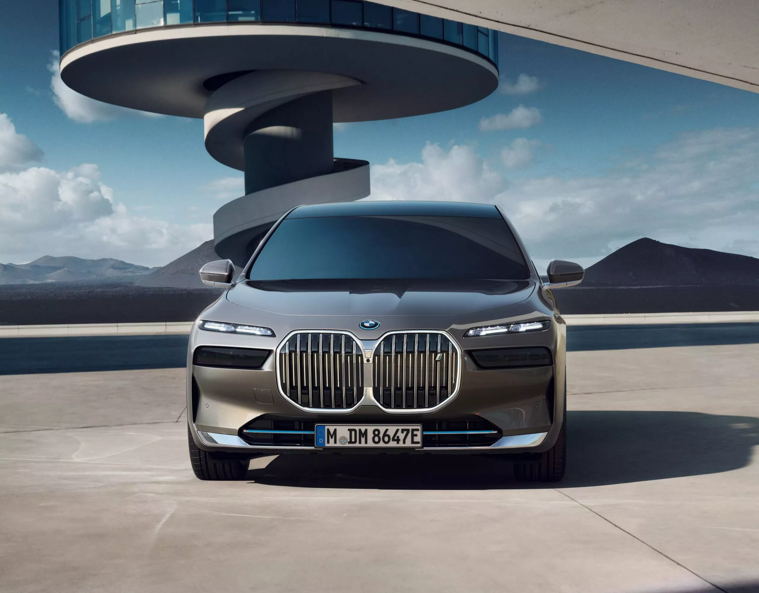 Une BMW Plug-in Hybride circule dans une rue de la ville