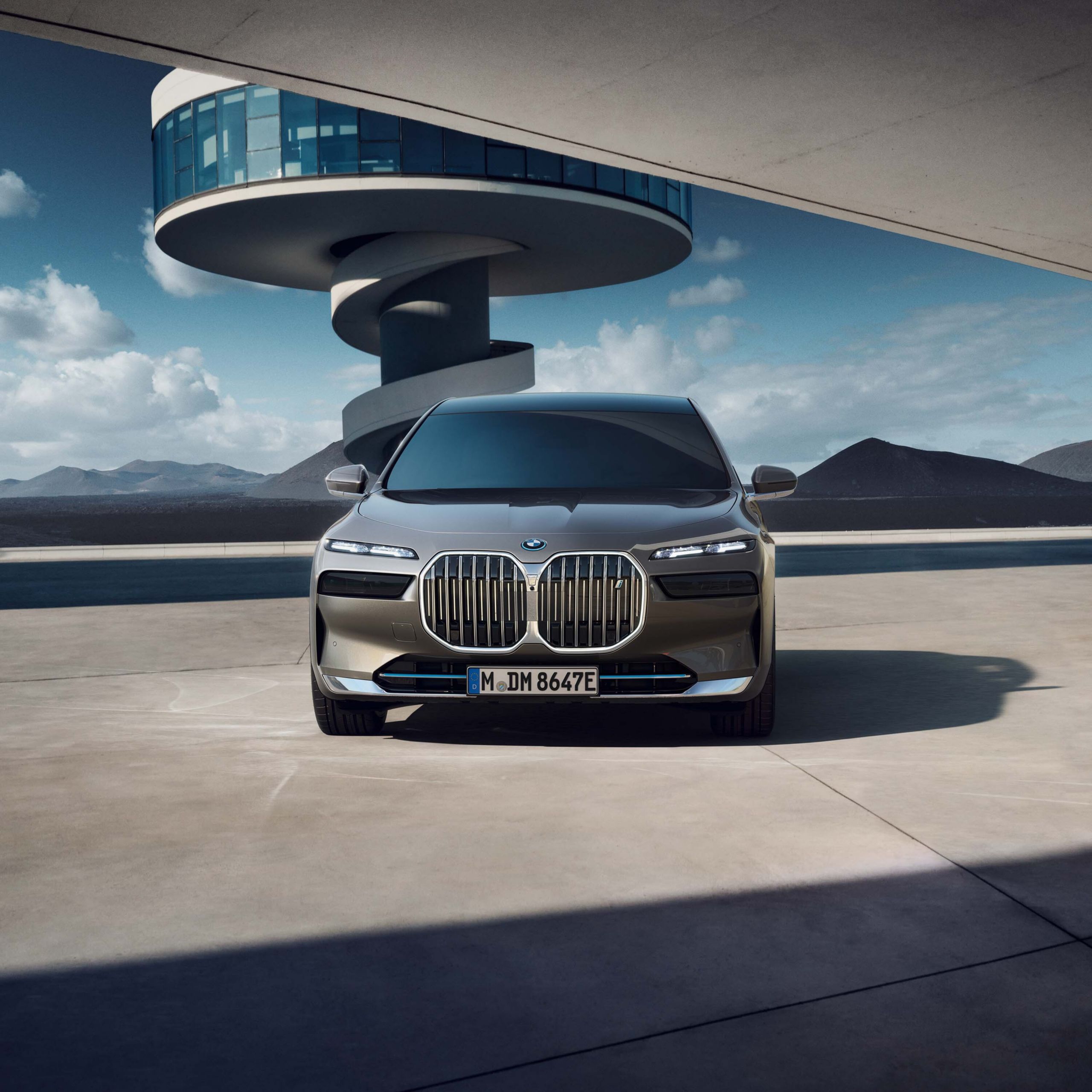 Une BMW Plug-in Hybride circule dans une rue de la ville