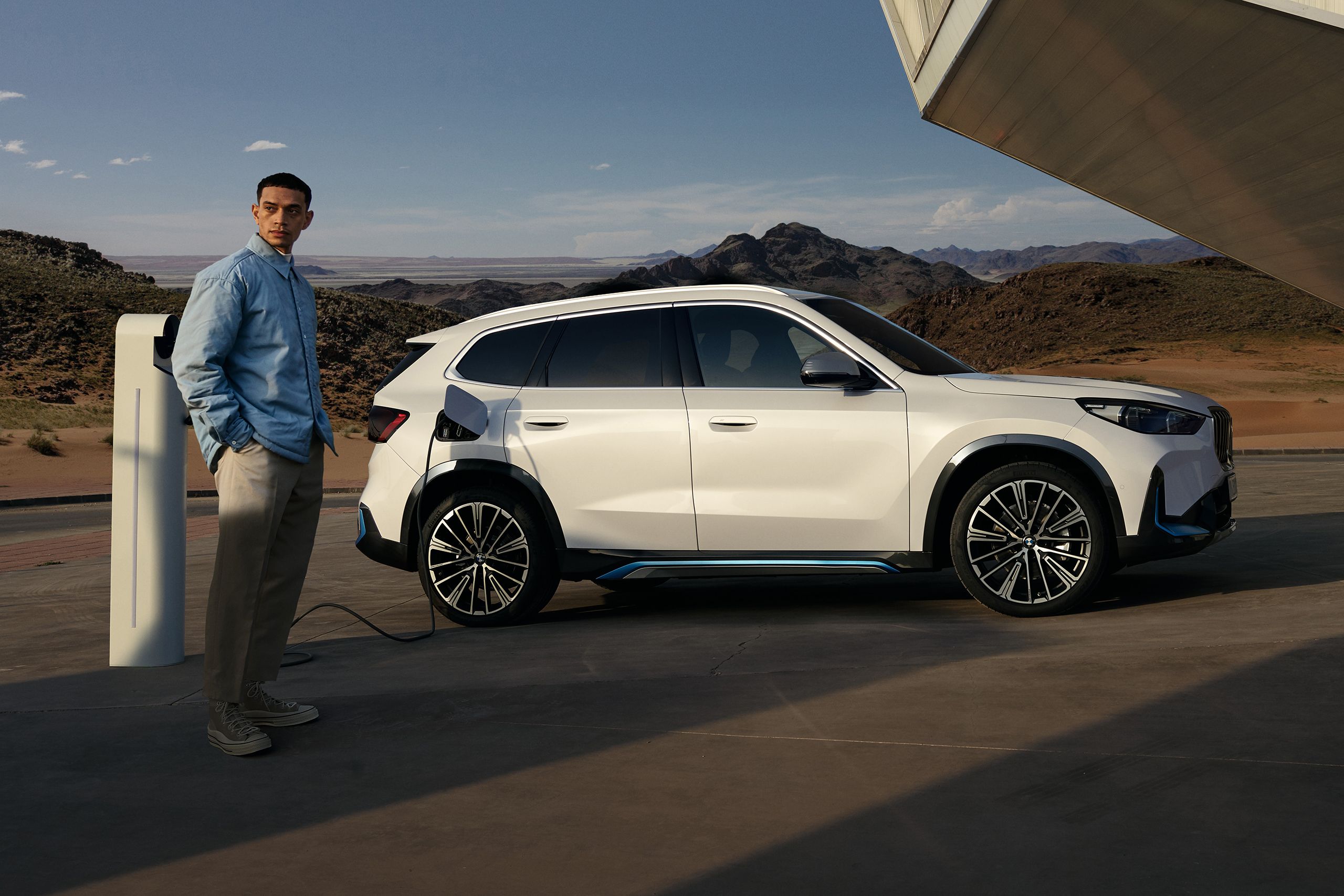 BMW iX1：外出先での充電