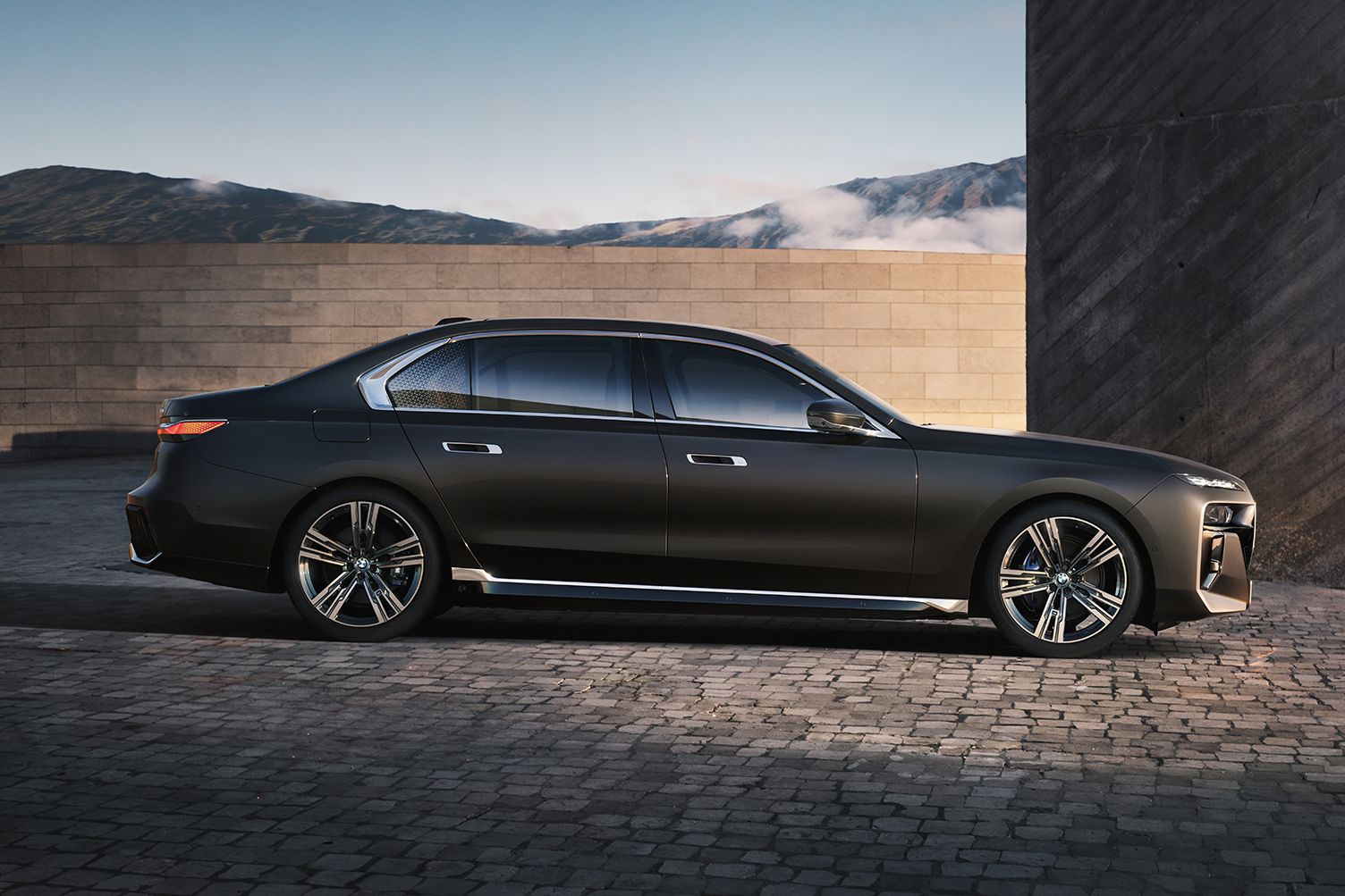 BMW 7シリーズ セダン： サイド・ビュー