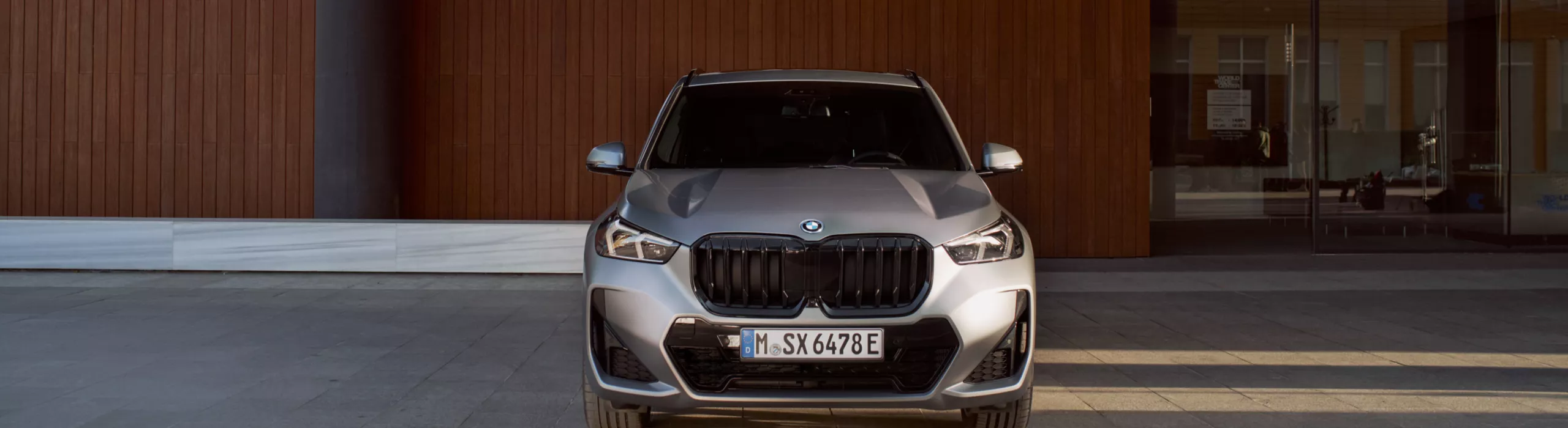 มุมมองภายนอกด้านหน้าของ BMW X1