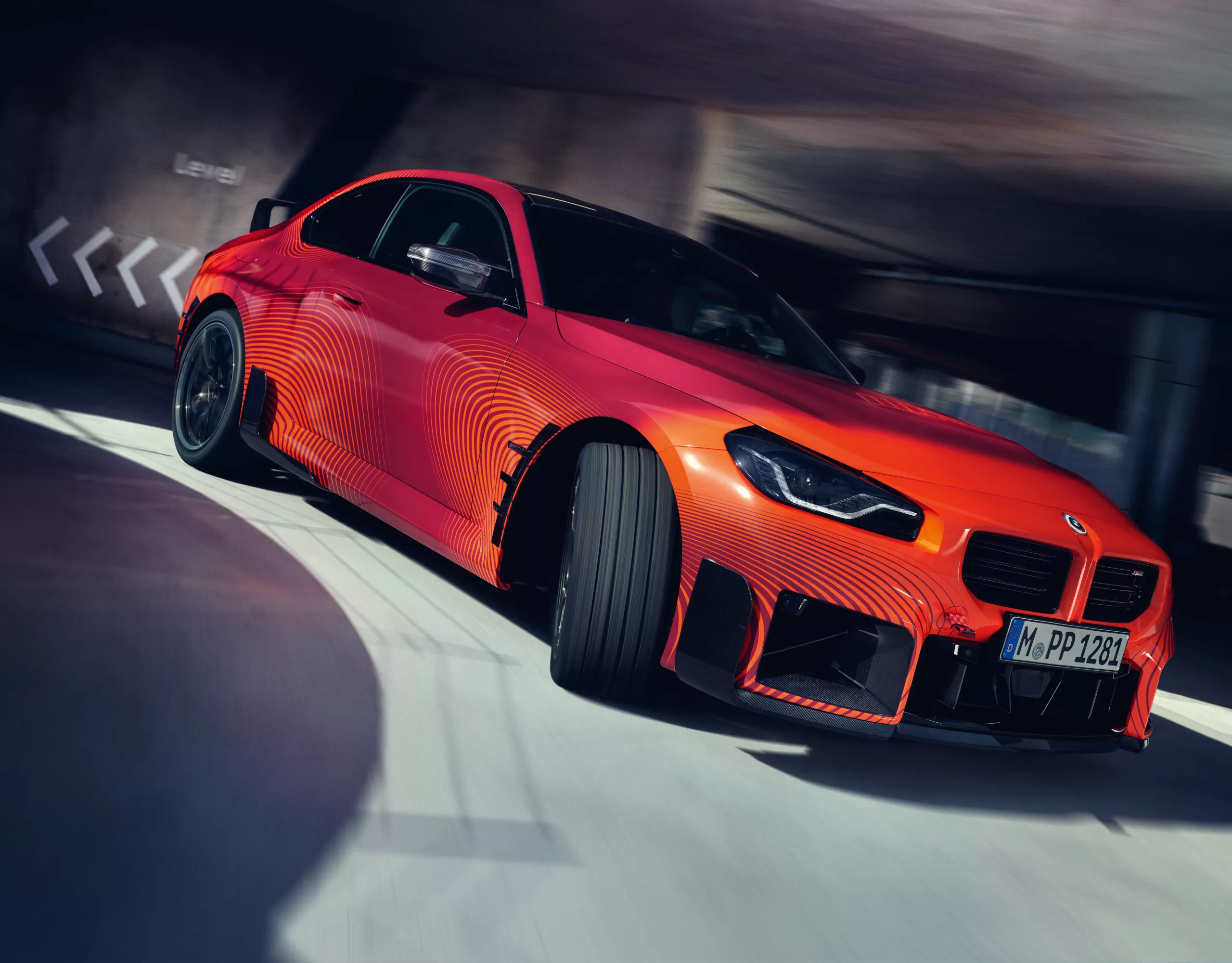 Une BMW dotée d’accessoires M Performance est stationnée sur la plage