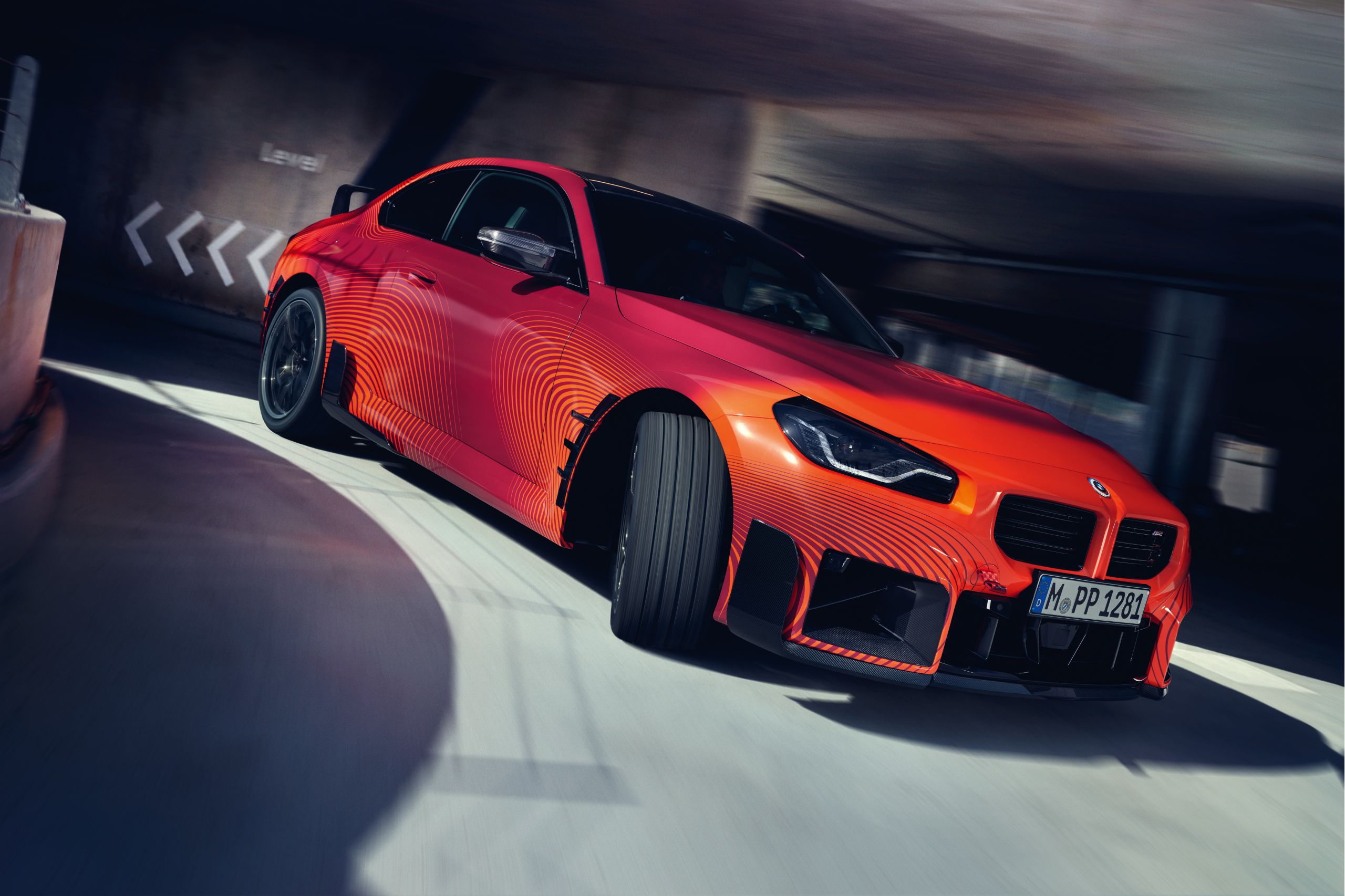 Une BMW dotée d’accessoires M Performance est stationnée sur la plage
