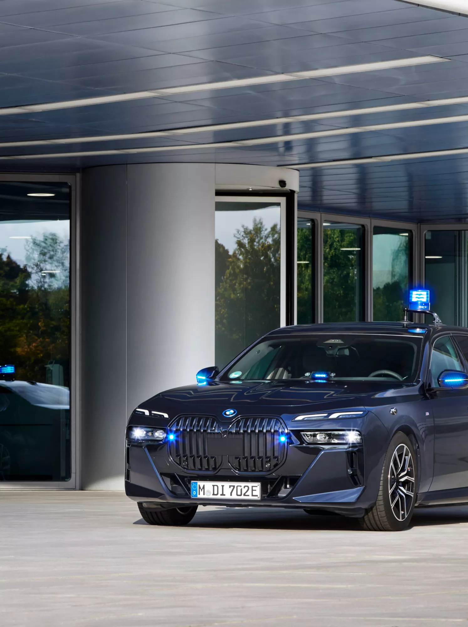 Ein BMW Einsatzfahrzeug steht vor einem Gebäude