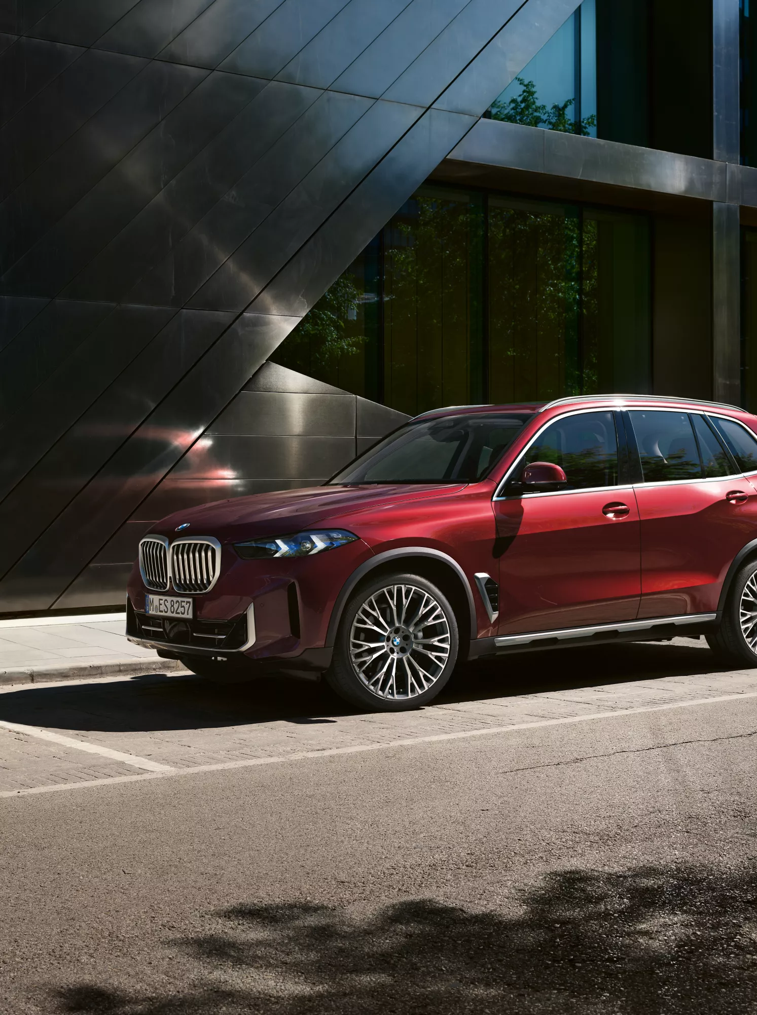BMW X5 steht vor einem Gebäude