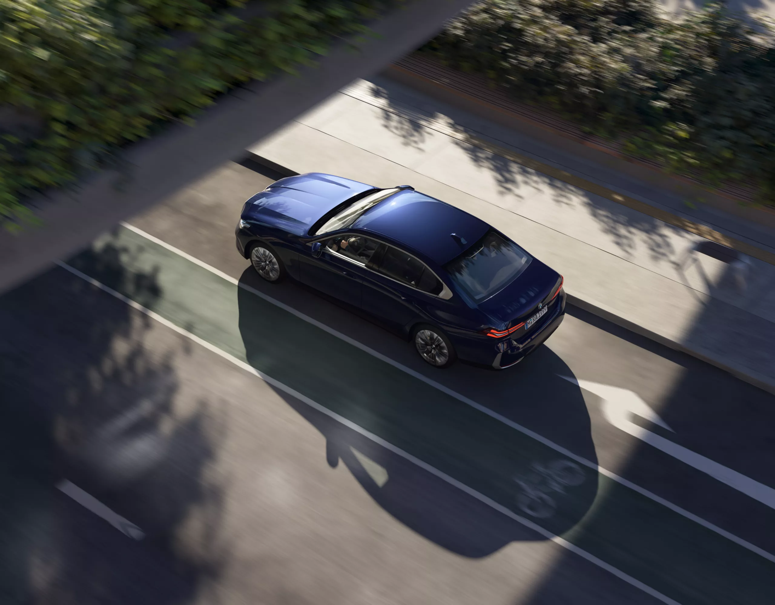 BMW garée sur une surface en béton