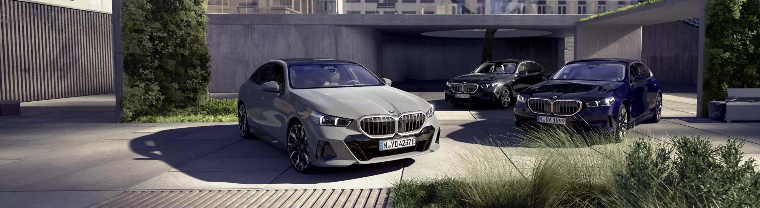 BMW Série 5 Berline d'occasion, grise, garée sur une propriété privée