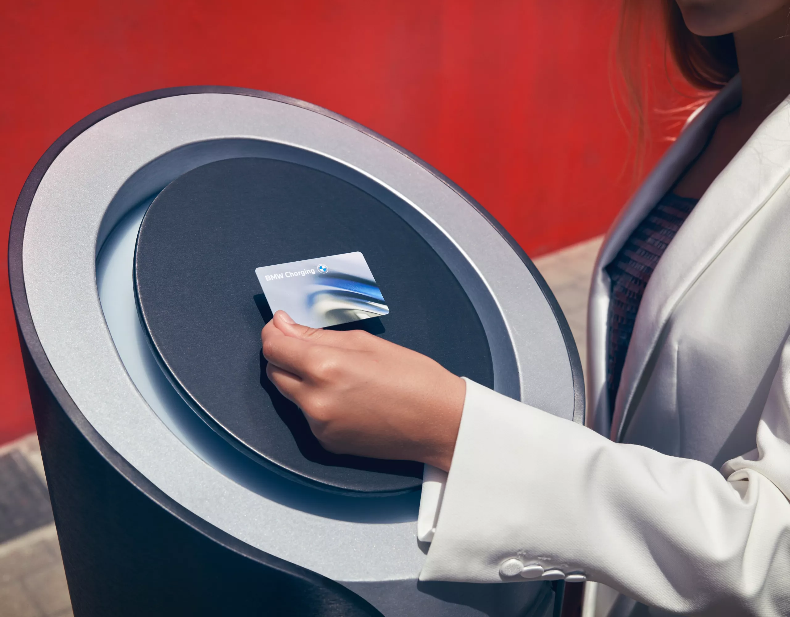 Mulher a utilizar o seu cartão BMW Charging.