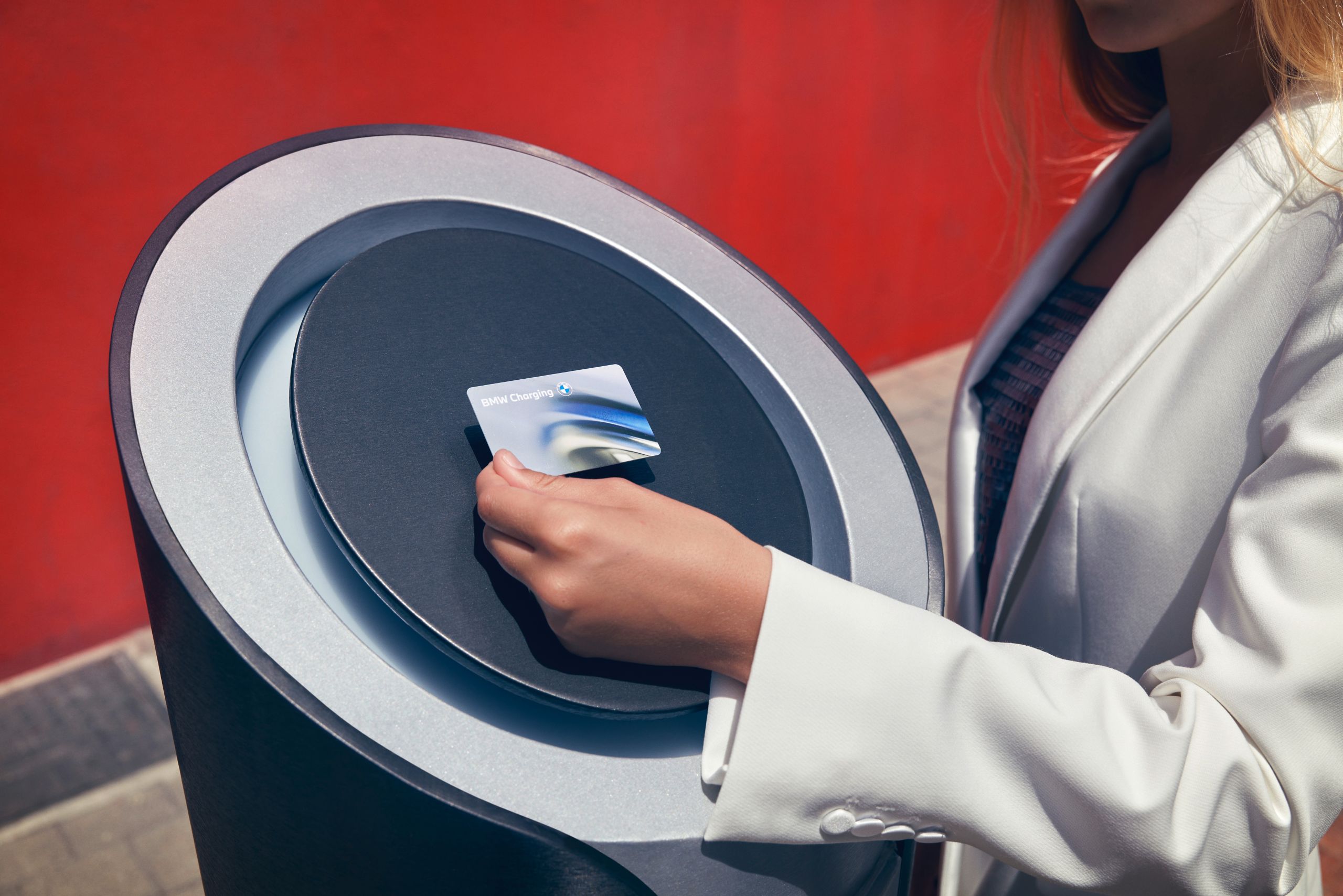 Mulher a utilizar o seu cartão BMW Charging.