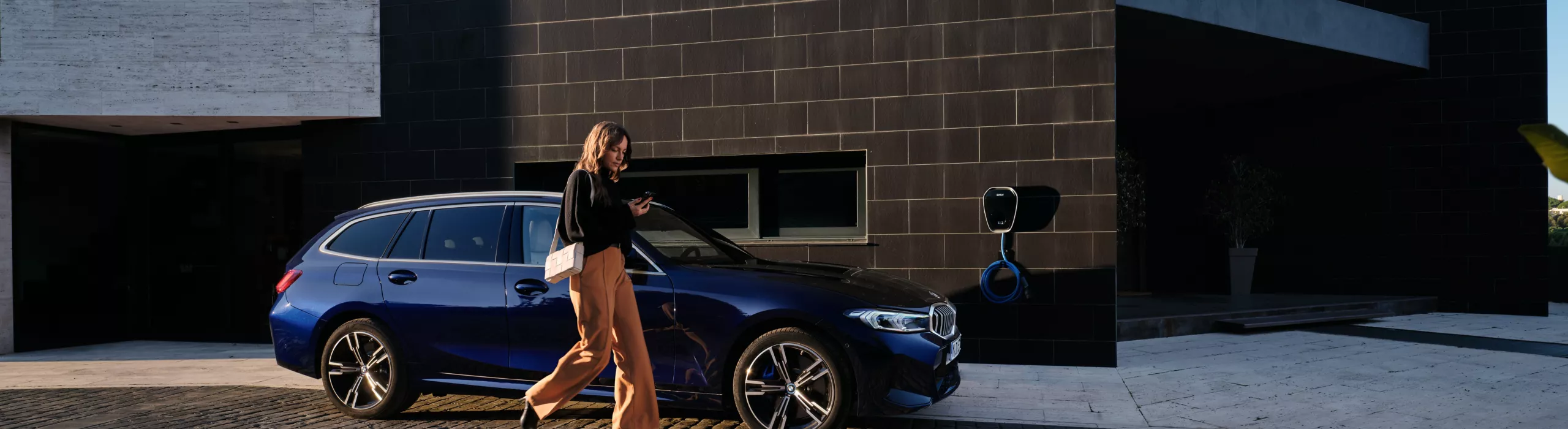  Femme au volant d'une BMW