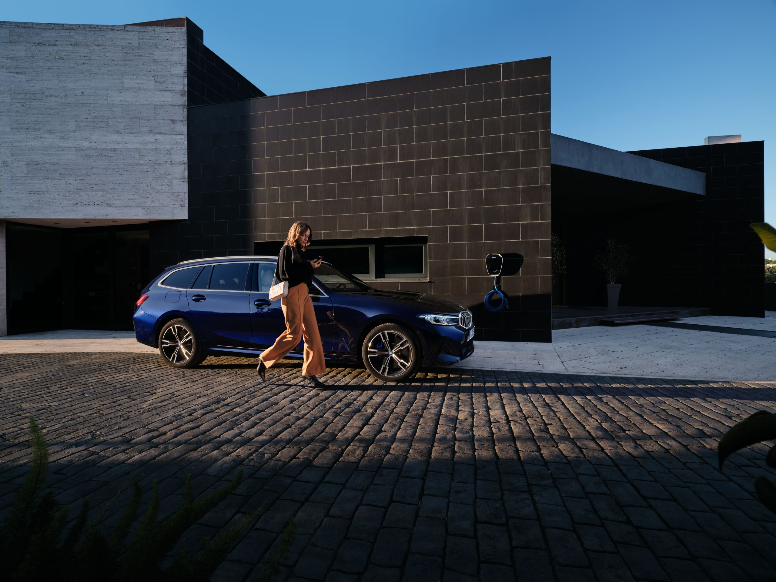  Femme au volant d'une BMW
