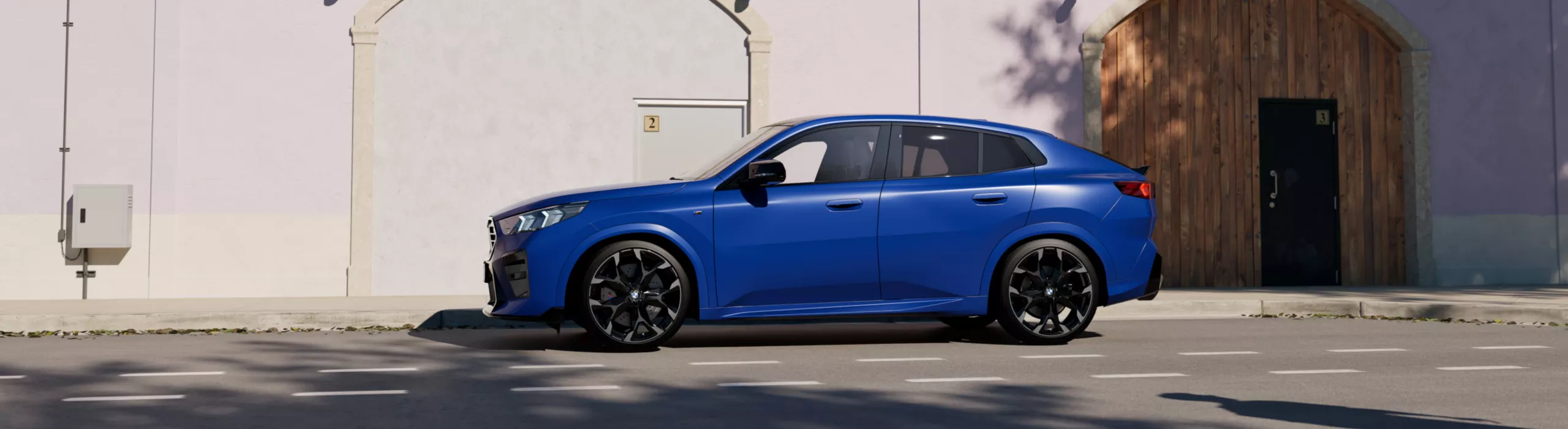 BMW X2 d'occasion, SUV, vue de profil, vue de coté, borne de recharge, Hybride Rechargeable