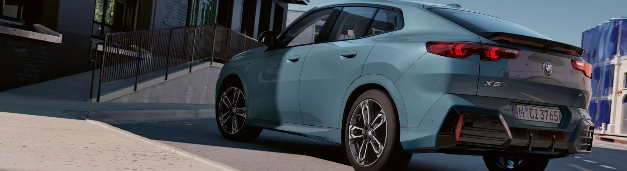 オフィス前の市街地のBMW X2 エクステリア・ビュー