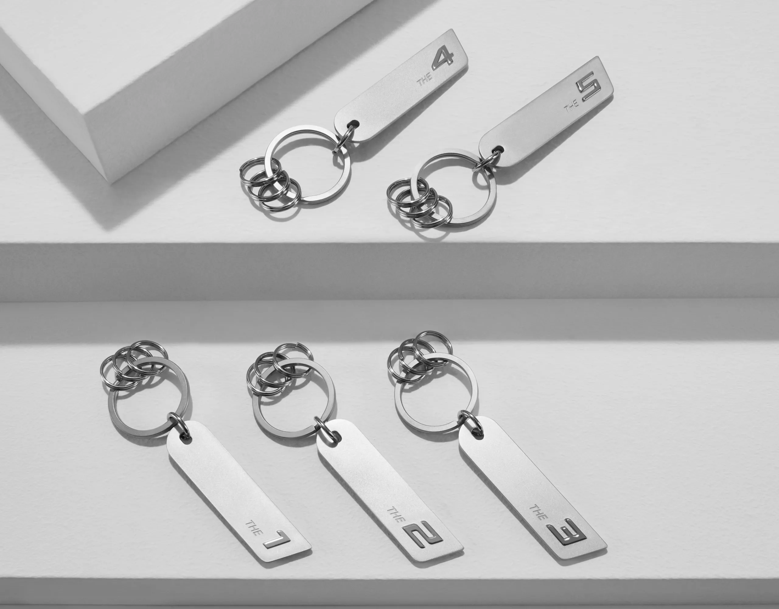 M 로고와 제하우스 스트라이프가 있는 메탈 소재의 BMW 라이프스타일 BMW M 키 체인