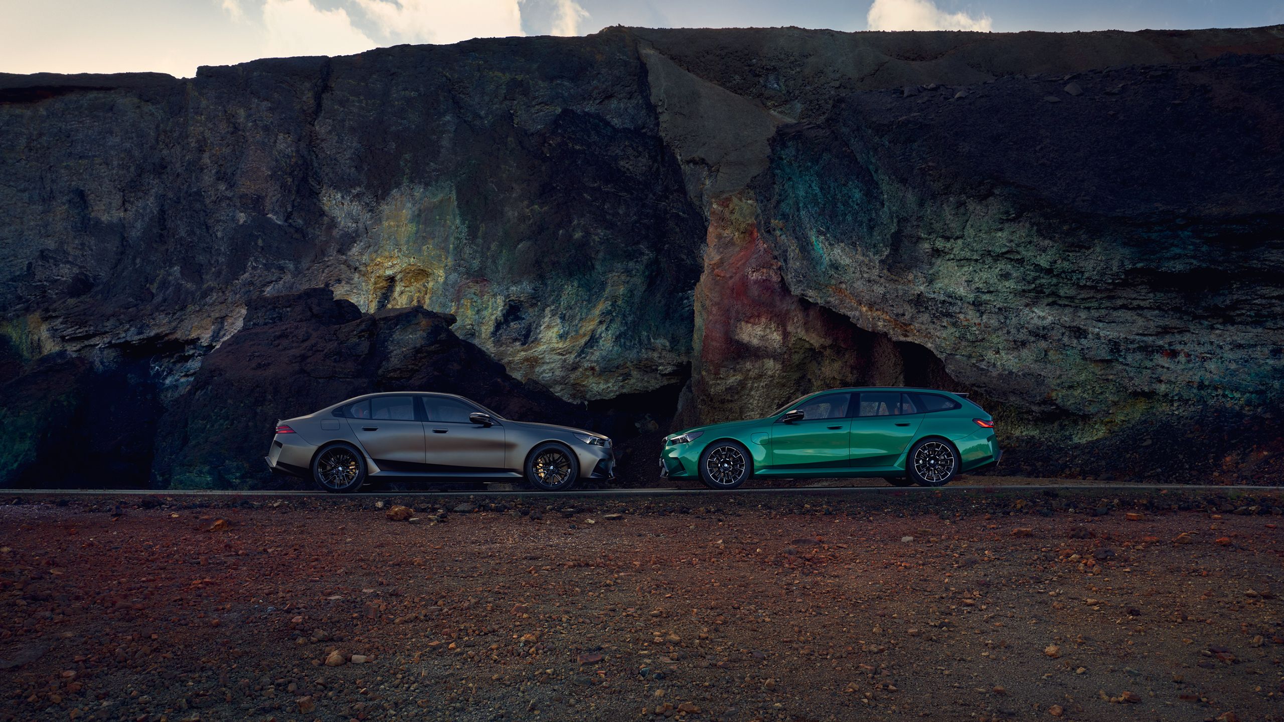  Vozy, připravené vyrazit ihned na cestu.