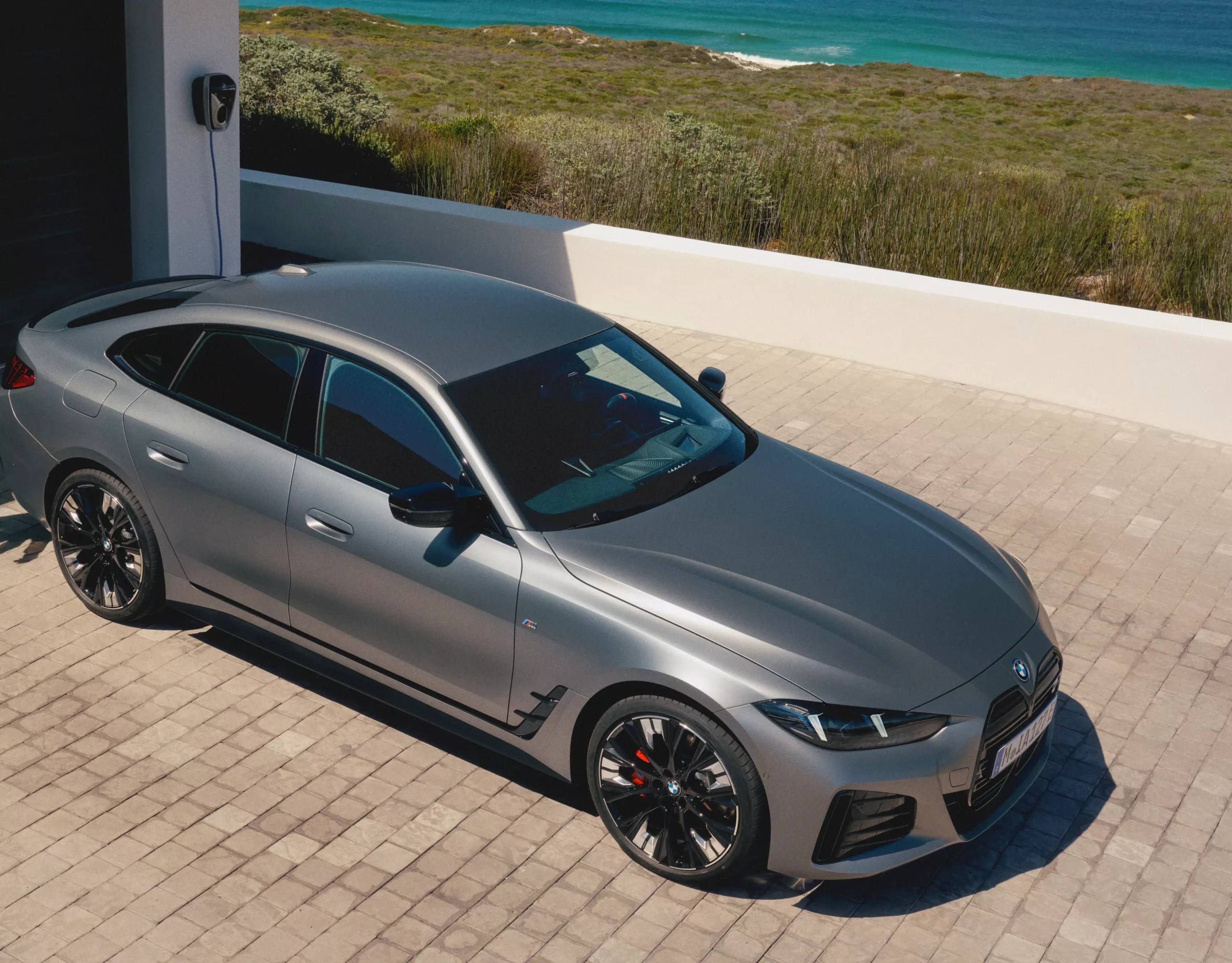 BMW i4 M60 xDrive：BMW Wallboxで充電中のBMW i4 M60 xDrive