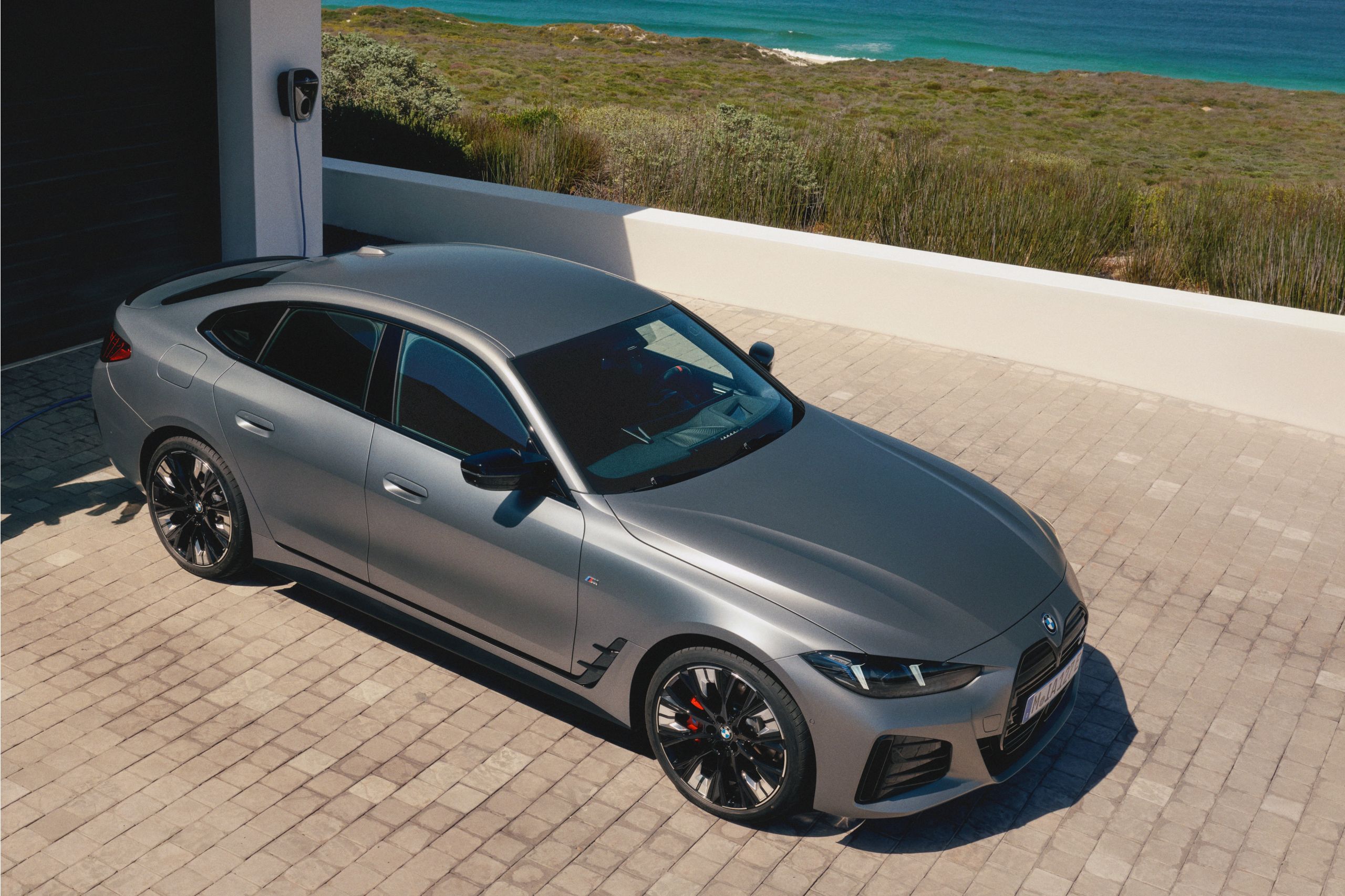 BMW i4 M60 xDrive：BMW Wallboxで充電中のBMW i4 M60 xDrive