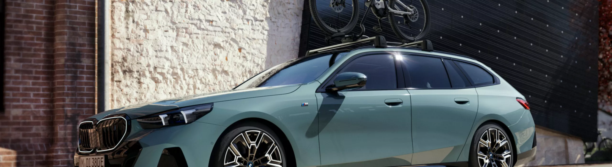 En blå BMW iX3 parkert som lades