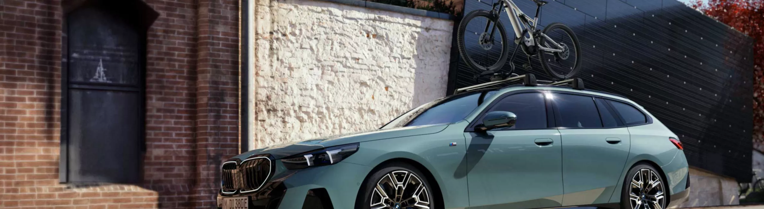 En blå BMW iX3 parkert som lades
