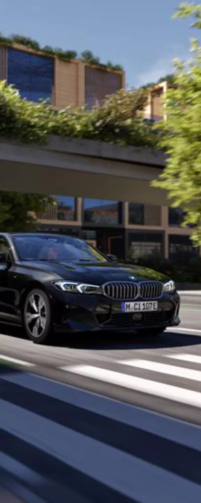 街中を走行中のBMWプラグイン・ハイブリッド・モデル