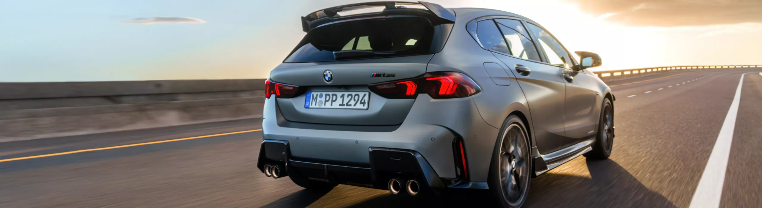 BMW rijdt op een snelweg met rijstrookbegrenzing