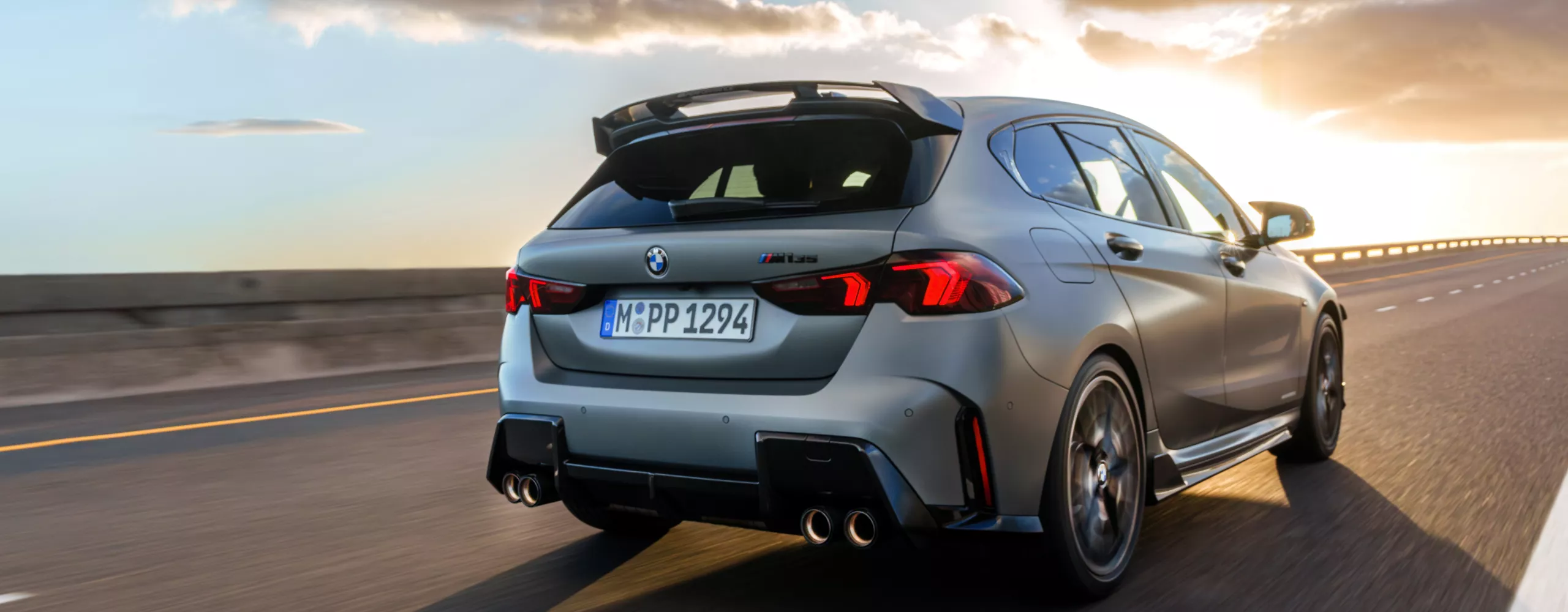 Une BMW circule sur une voie rapide avec une délimitation de voies