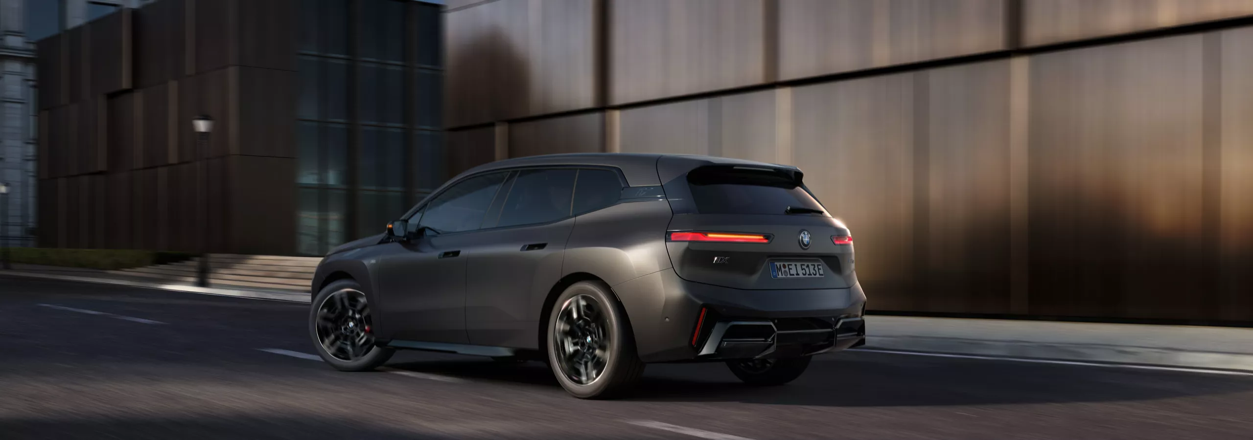ニューBMW iX M70 xDrive 装備・価格表