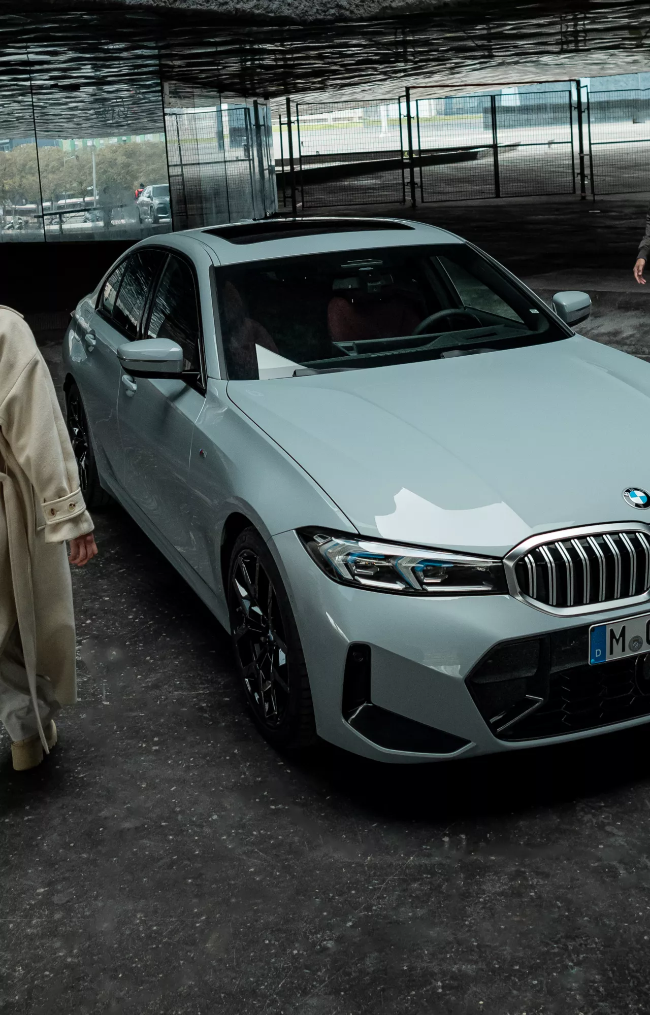 Ein Mann lagert einen Reifen ein. 