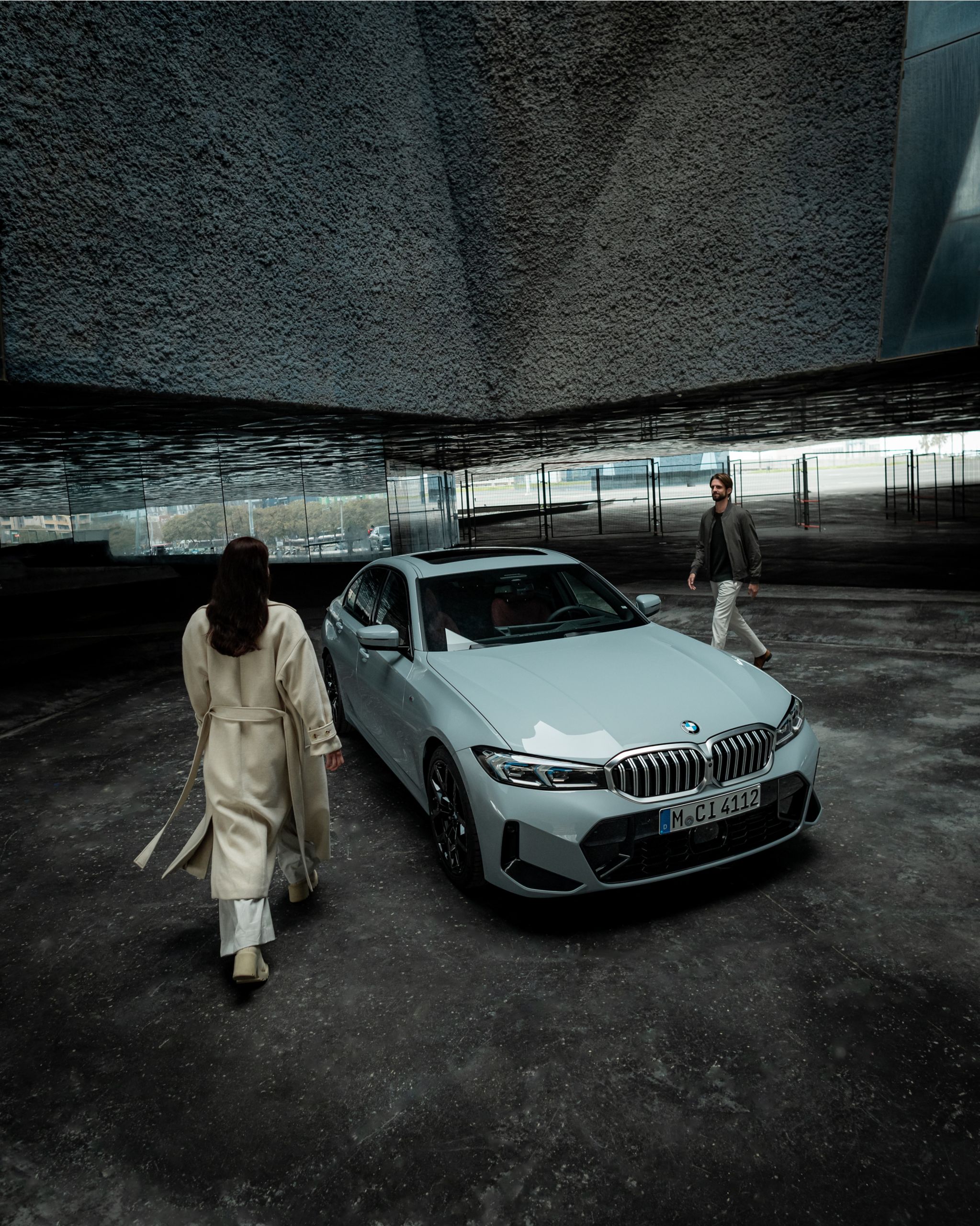 Ein Mann lagert einen Reifen ein. 