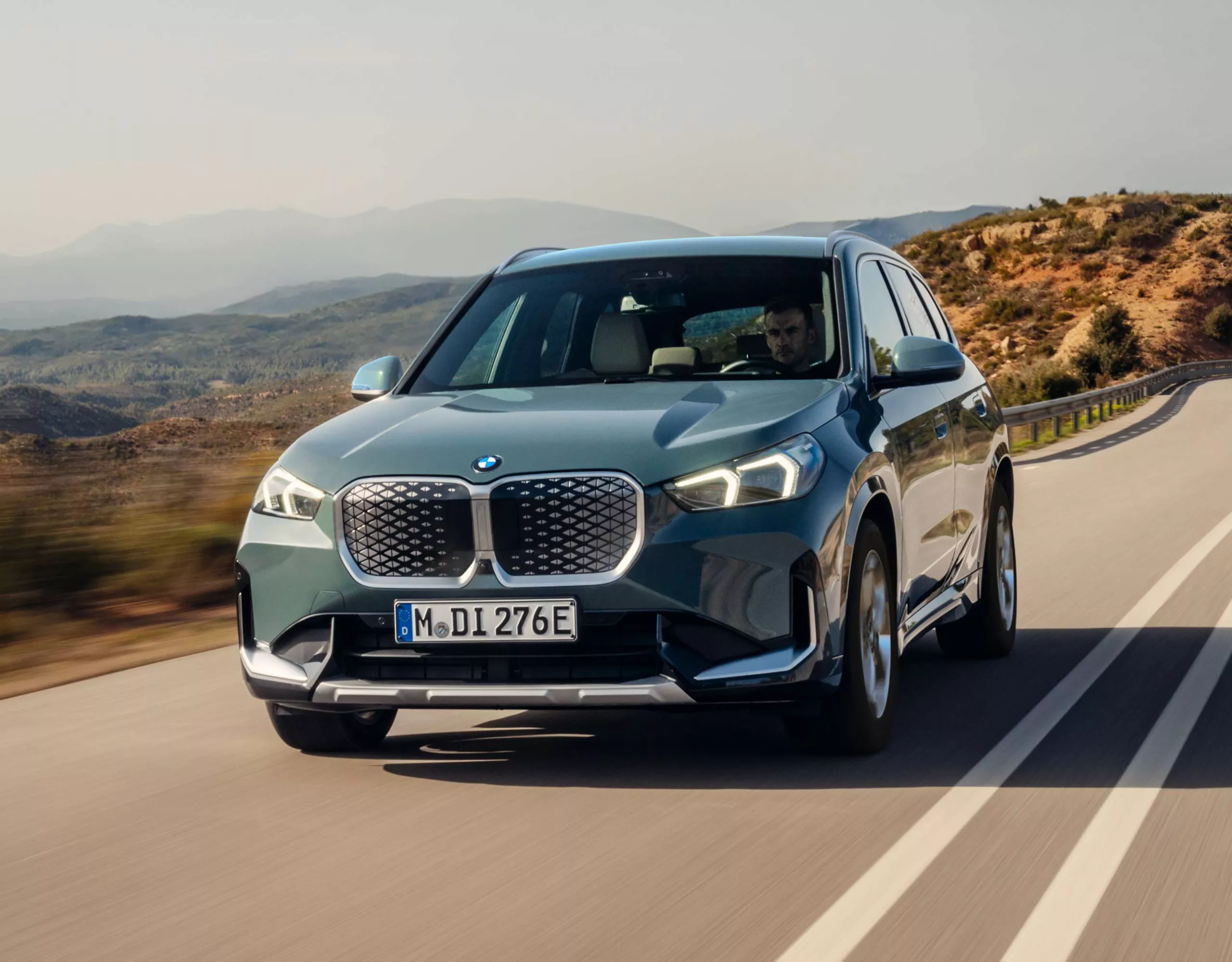 Une femme d'affaires se détend dans l'intérieur luxueux d'une BMW et profite du confort du siège arrière spacieux et de l'équipement haut de gamme